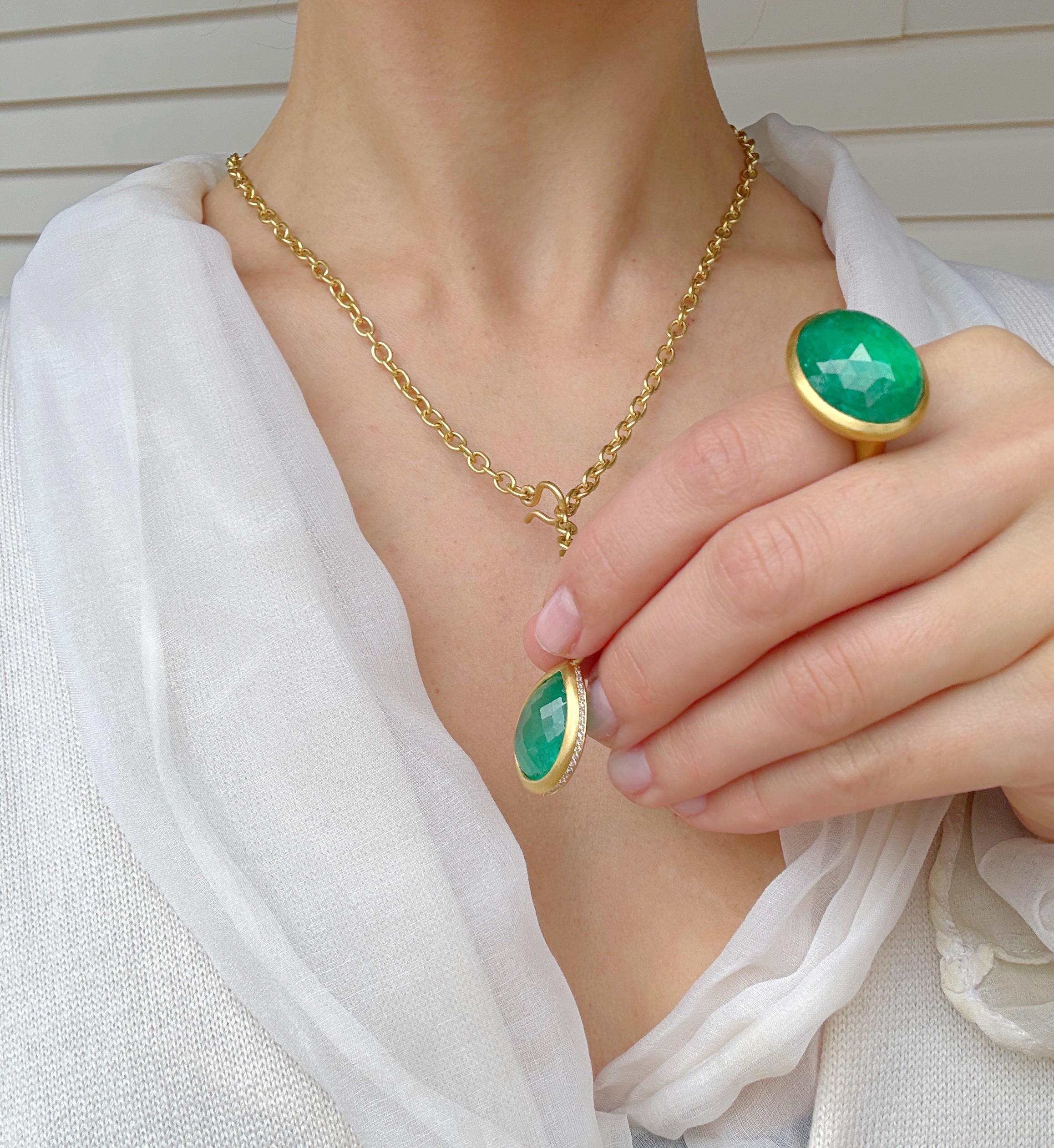 Faye Kim 22 Karat Gold Oval Rose Cut Colombian Emerald Ring (Rosenschliff) im Angebot