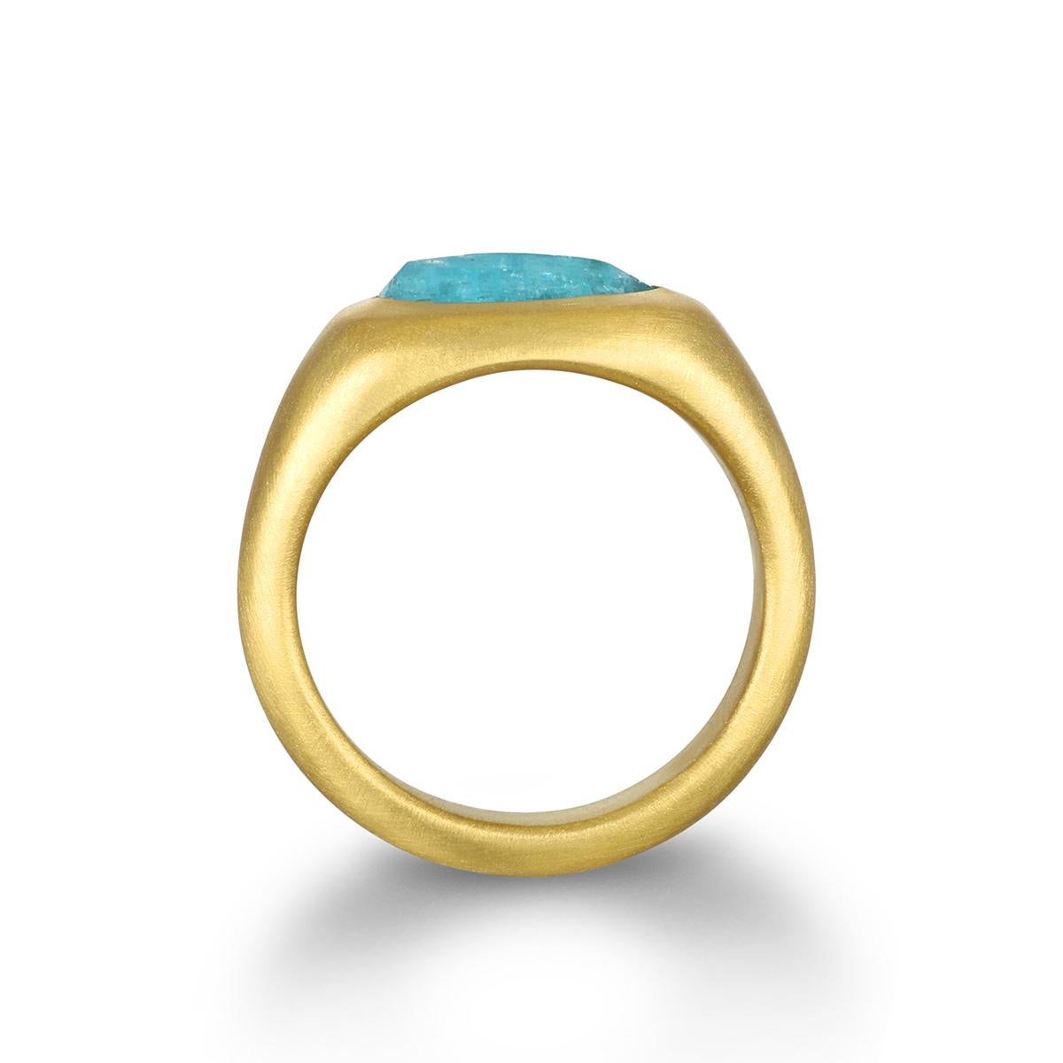 La bague unique de Faye Kim est ornée d'une tourmaline Paraiba magnifiquement mise en valeur en or 22 carats avec une finition mate, soulignant sa couleur bleu électrique captivante.

Tourmaline .90 Carats
Taille 6.25, peut être