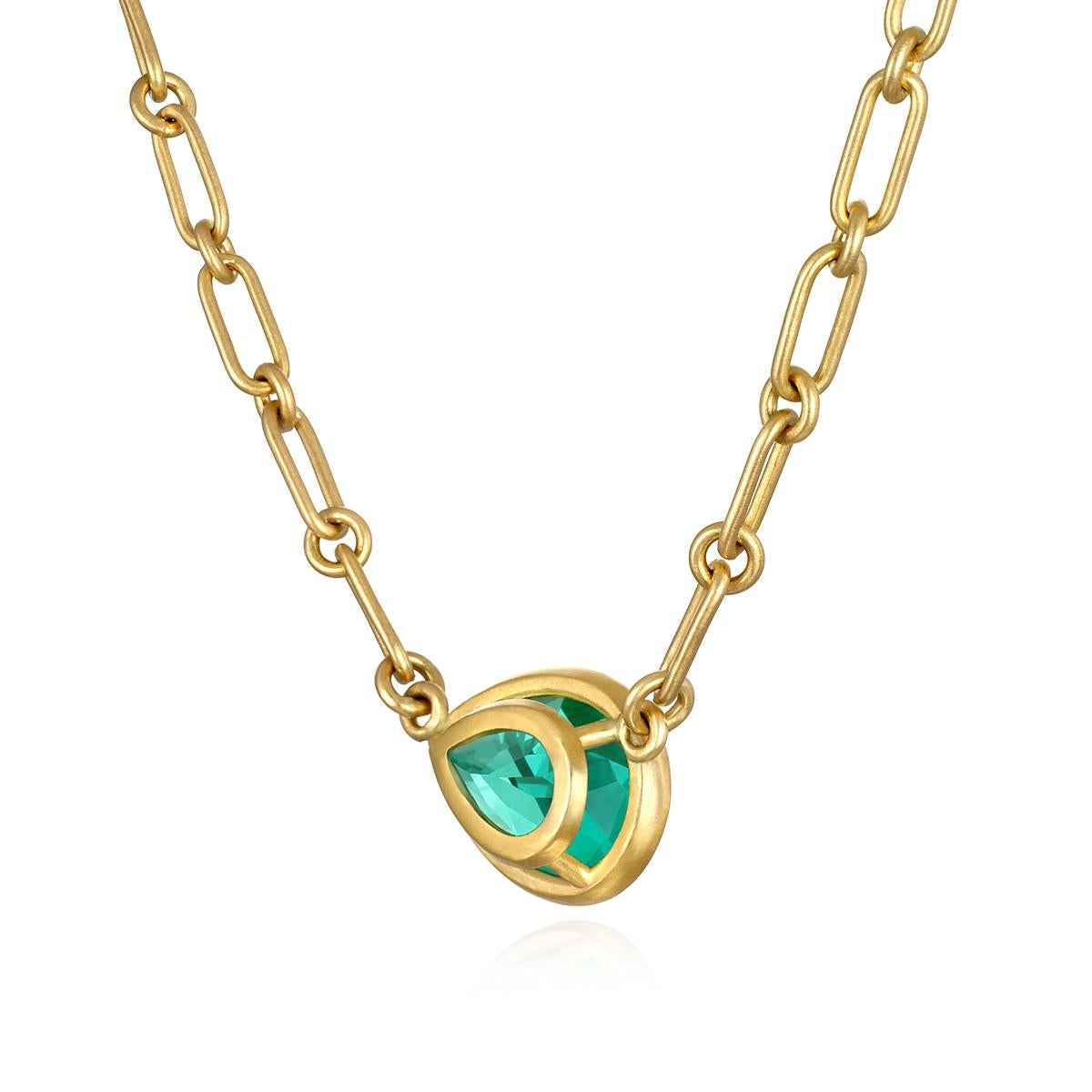 Contemporary Faye Kim 22 Karat Gold Pear Shaped Colombian Emerald Necklace For Sale
