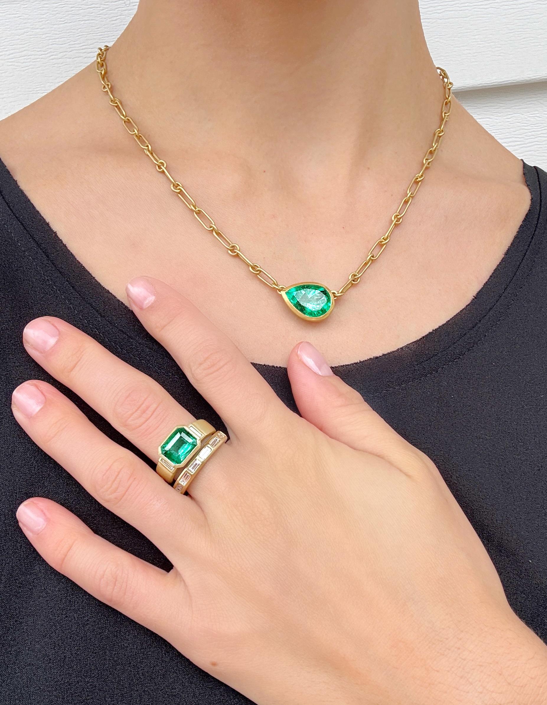 Pear Cut Faye Kim 22 Karat Gold Pear Shaped Colombian Emerald Necklace For Sale
