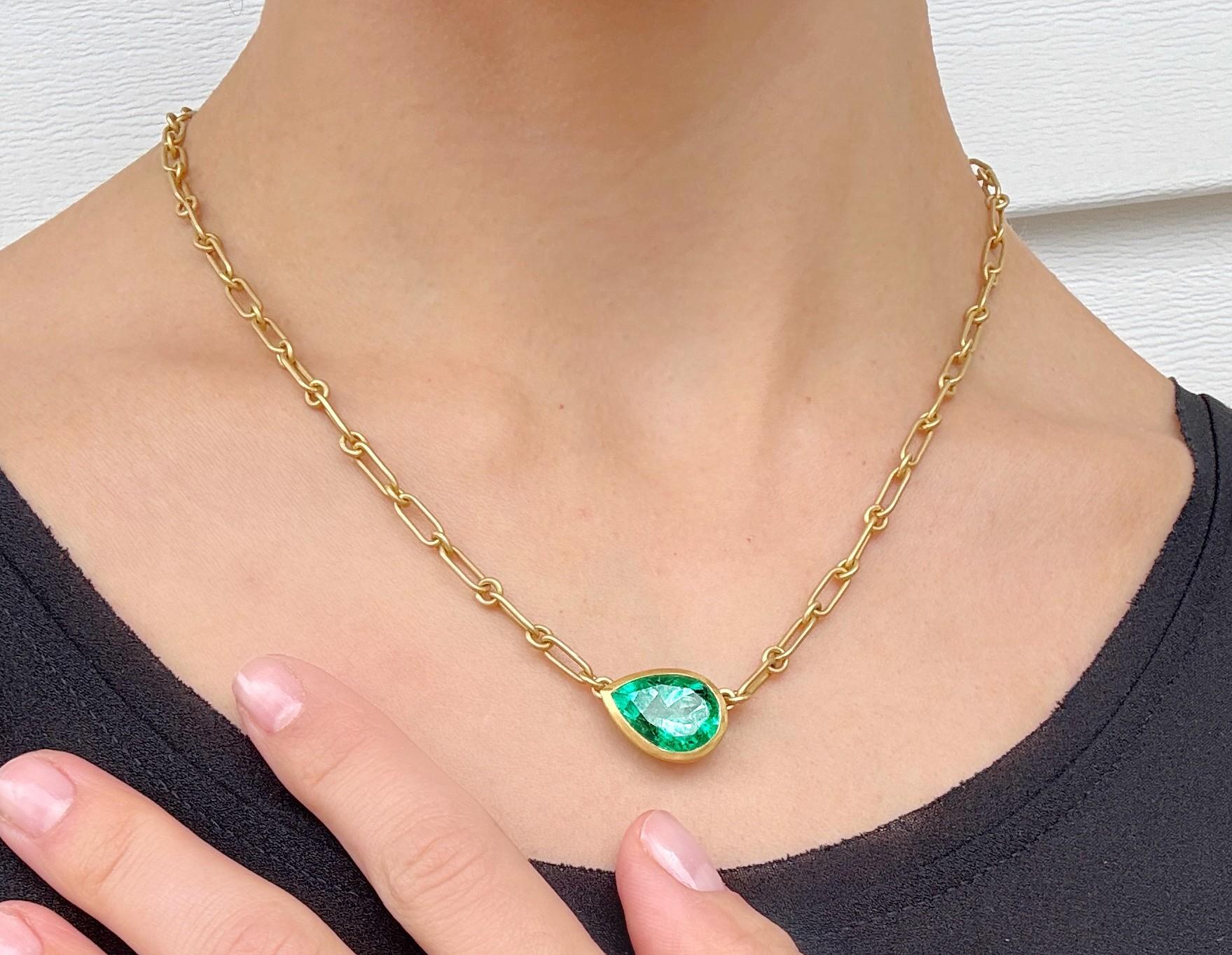 Faye Kim 22 Karat Gold Pear Shaped Colombian Emerald Necklace In New Condition For Sale In Darien, CT