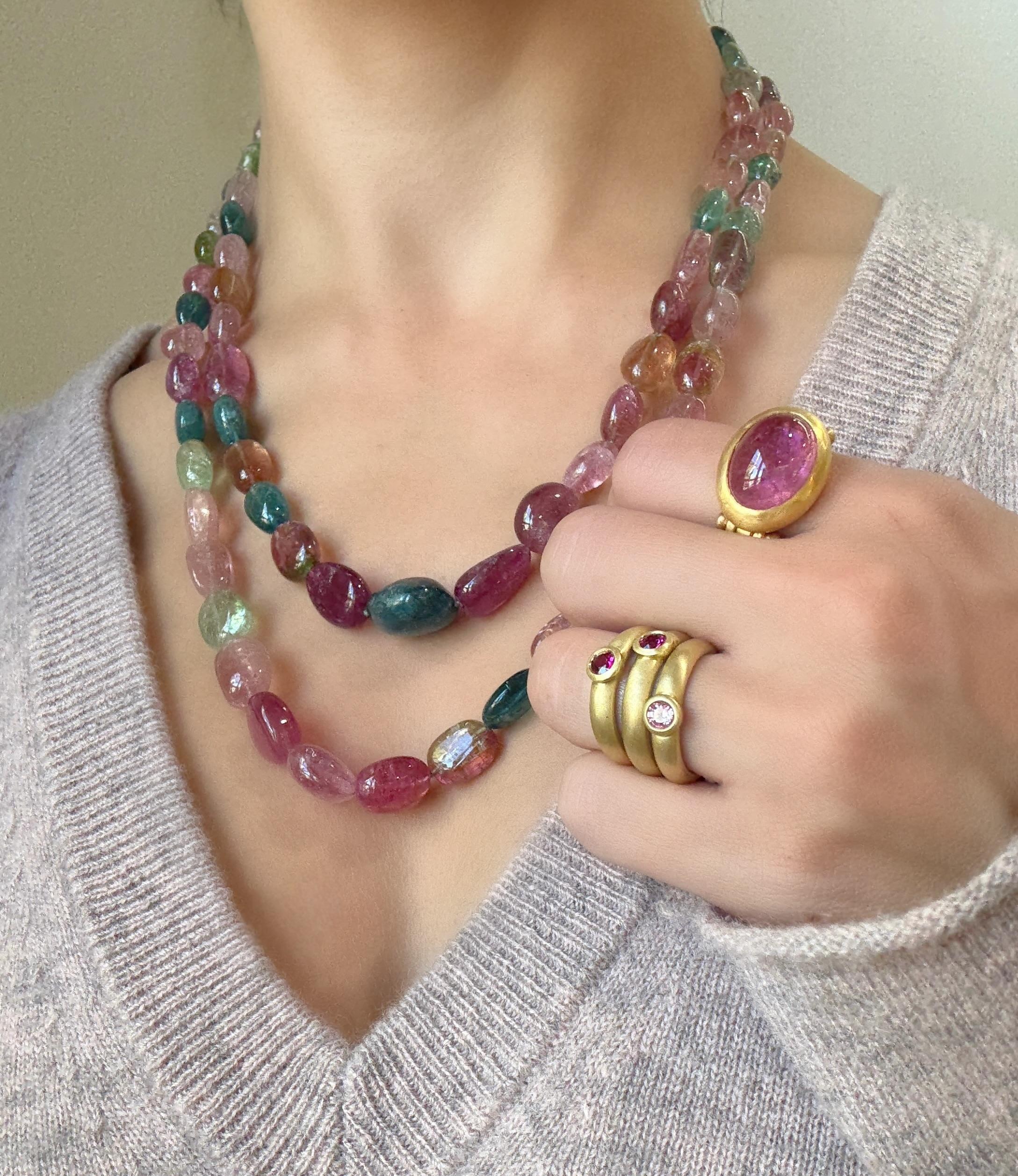 Contemporain Faye Kim Bague à chaton articulé en or 22 carats et tourmaline rose en vente