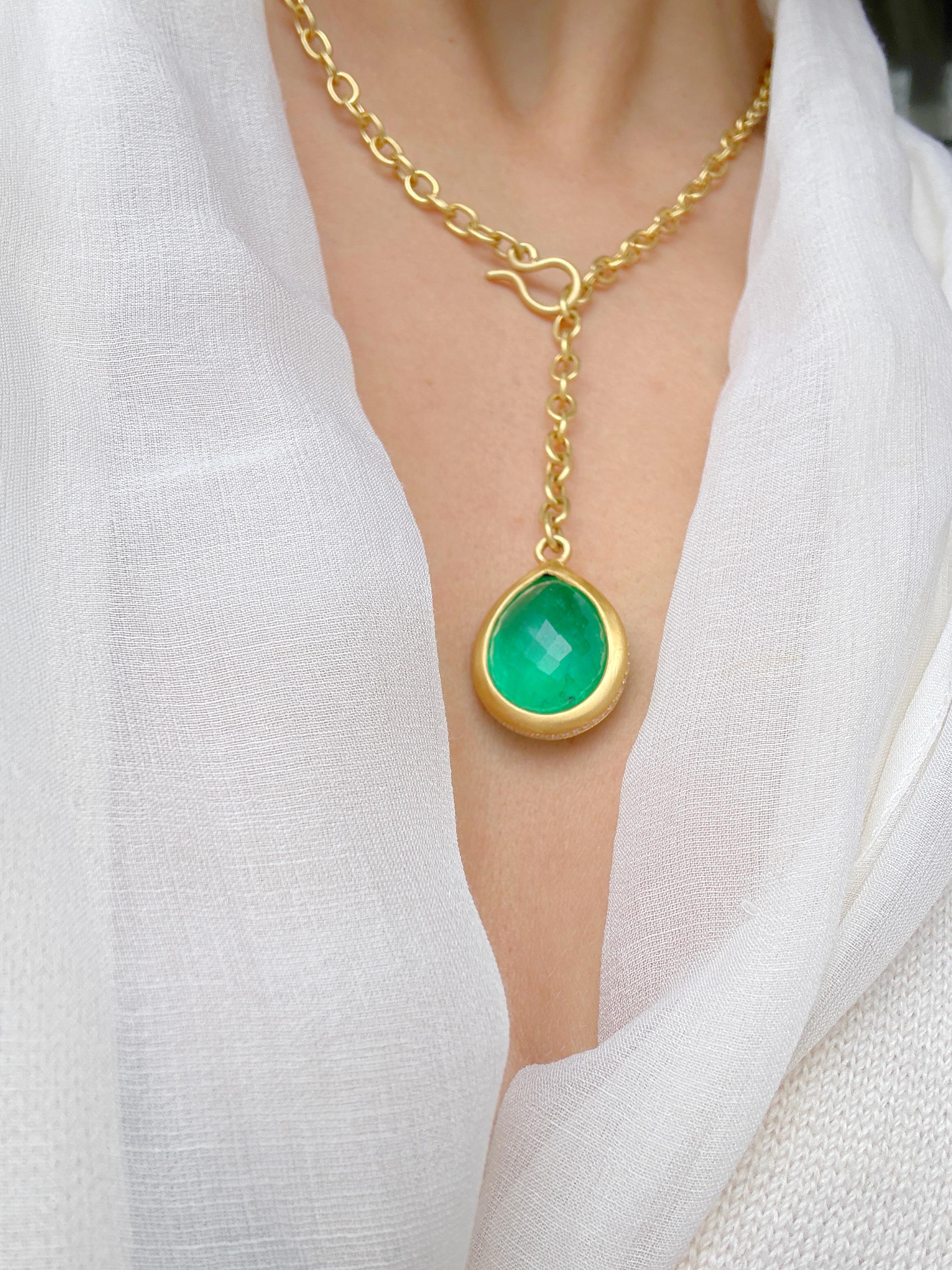Contemporary Faye Kim 22 Karat Gold Rose Cut Briolette Colombian Emerald Necklace For Sale