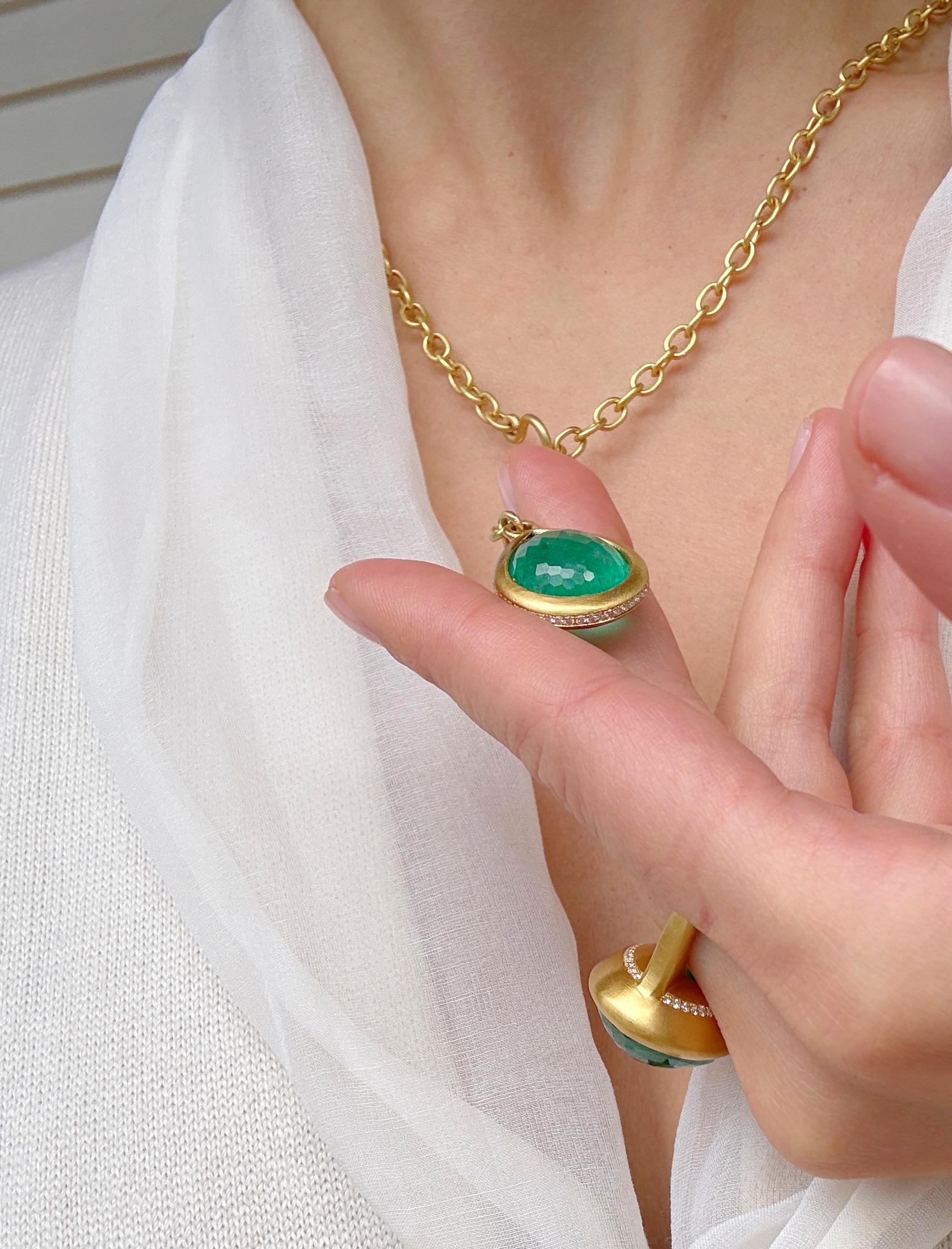 Faye Kim 22 Karat Gold Rose Cut Briolette Colombian Emerald Necklace In New Condition For Sale In Darien, CT