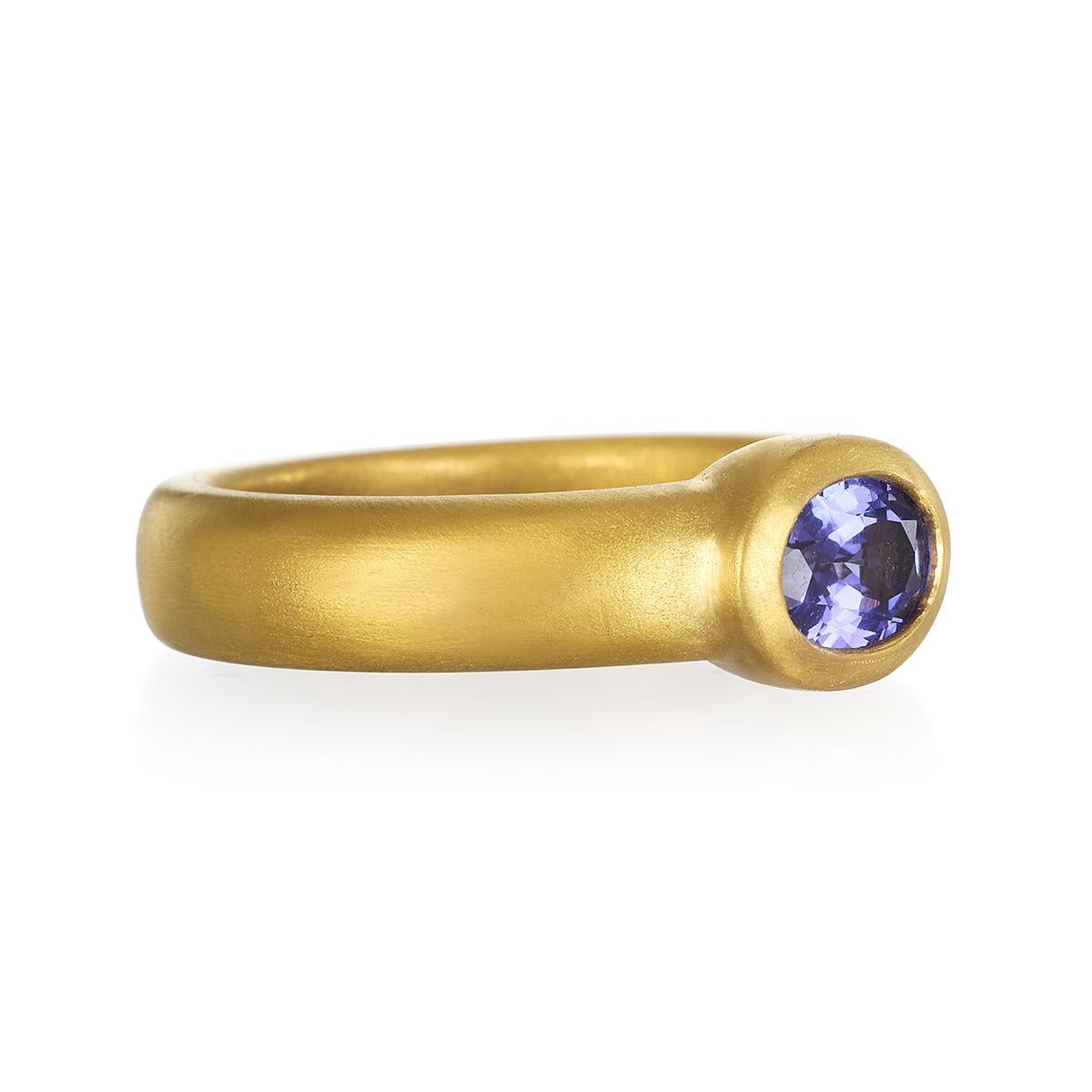 Anillo ovalado de tanzanita facetada de oro de 22 quilates Faye Kim Contemporáneo en venta