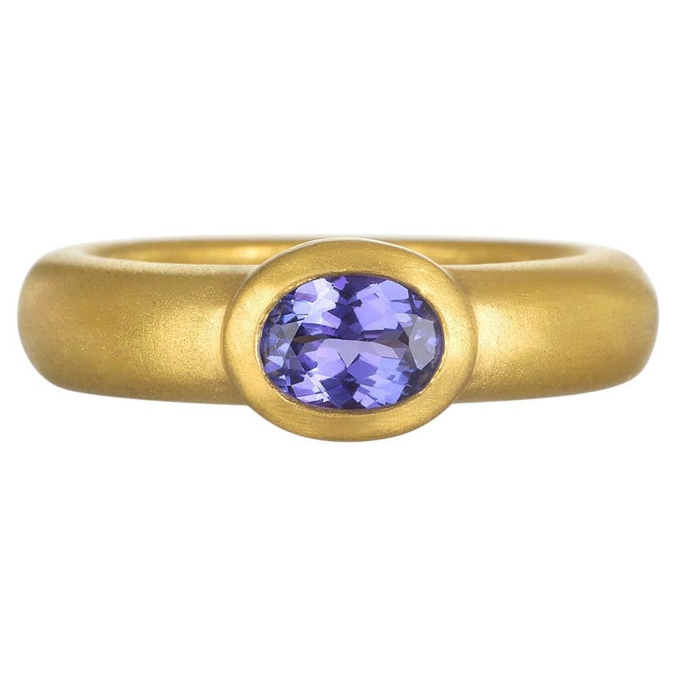 Facettierter ovaler Tansanit-Ring aus 22 Karat Gold von Faye Kim