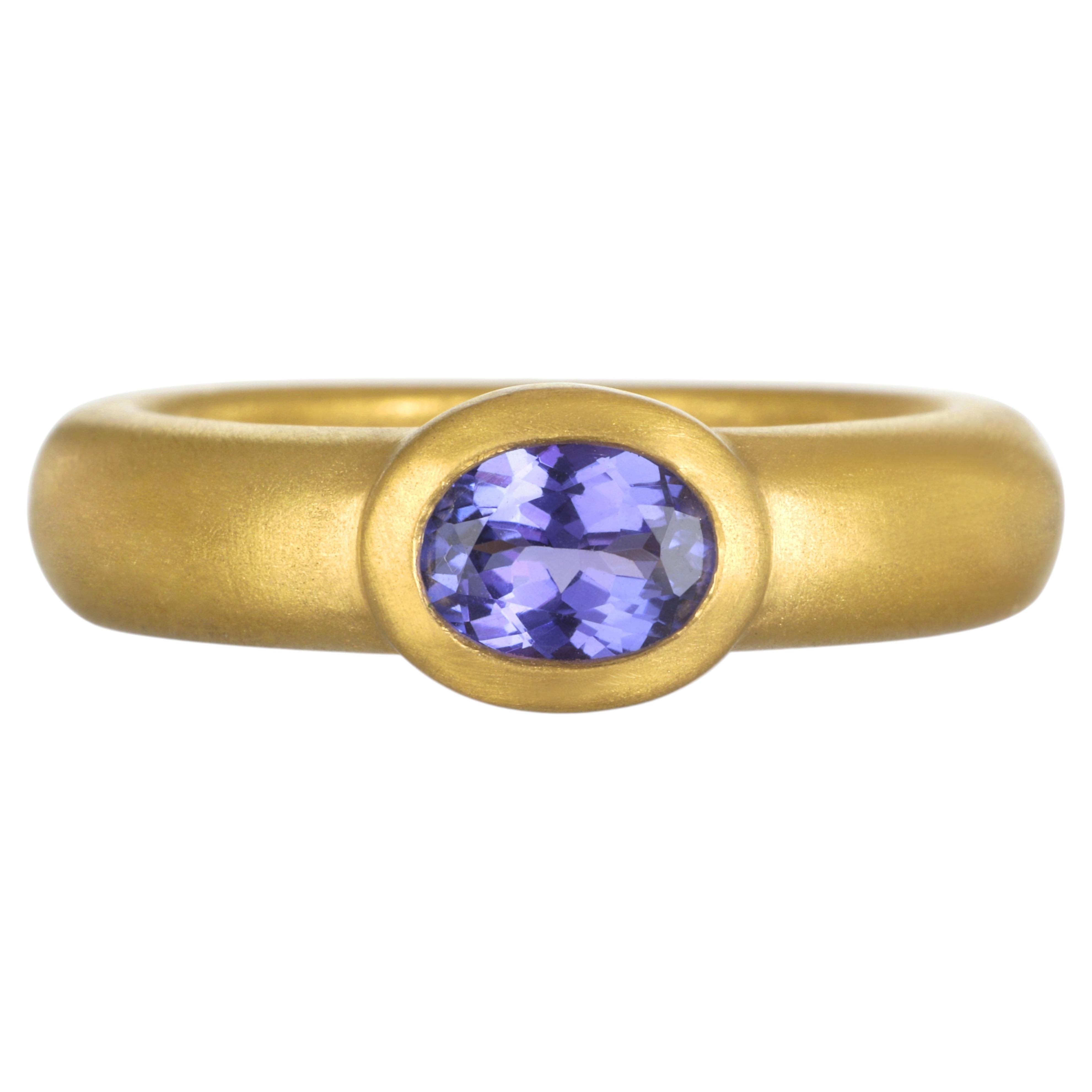 Faye Kim Anello ovale sfaccettato con tanzanite in oro 22 carati