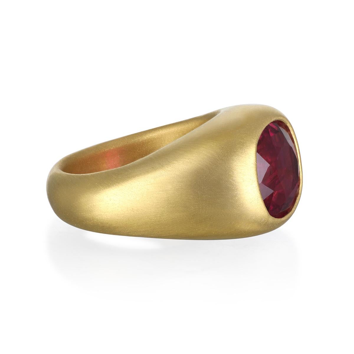Der 22-Karat-Gold-Rubellit-Ring von Faye Kim erinnert an einen traditionellen Siegelring, aber mit einer modernen Note. Der Rubellit, eine rötlich-rosa Variante des Turmalins, ist sehr begehrt und bietet eine unglaubliche Bandbreite an