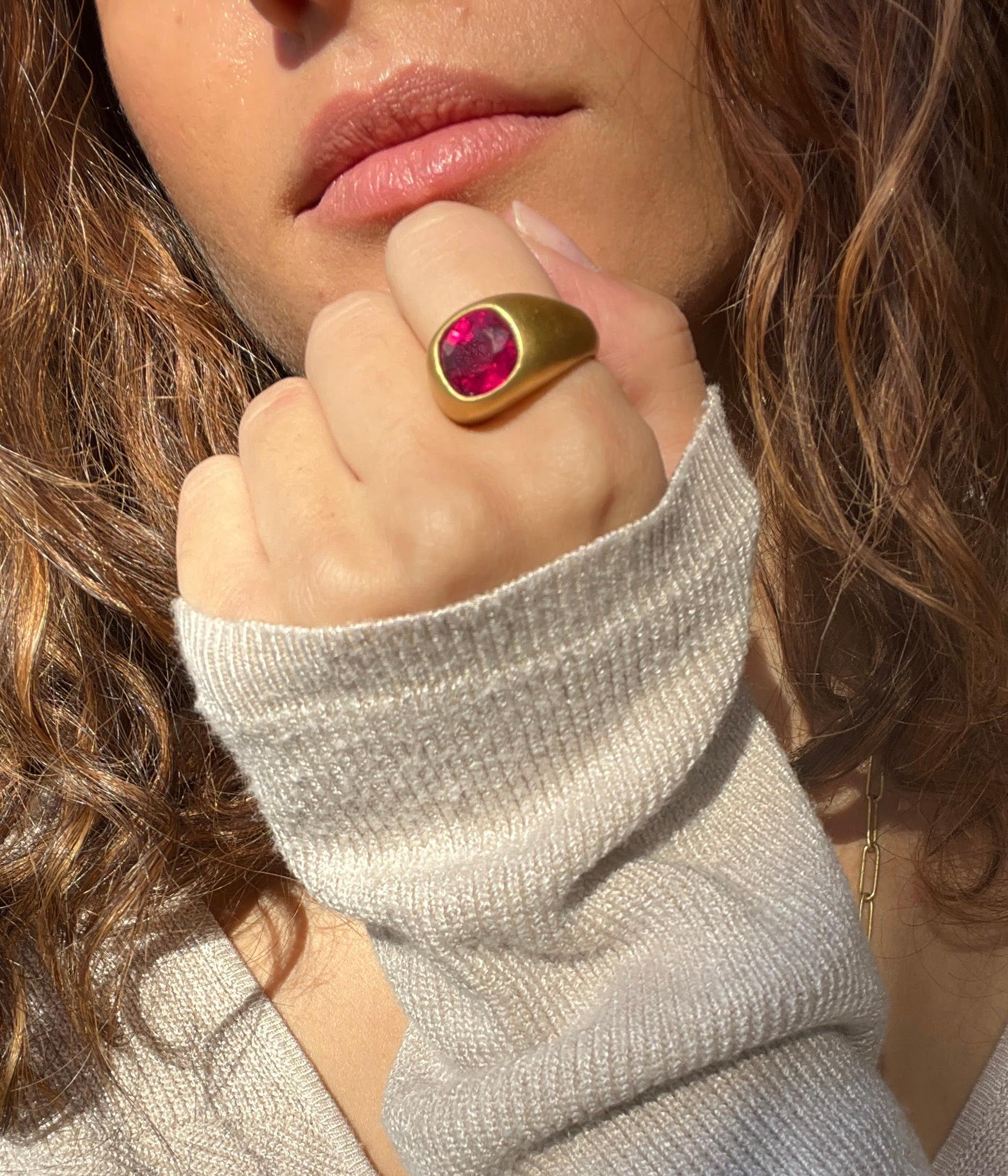 Faye Kim 22 Karat Rubellit-Ring (Zeitgenössisch) im Angebot