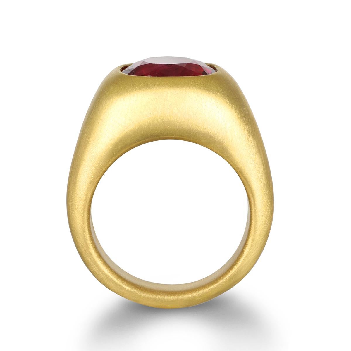 Faye Kim 22 Karat Rubellit-Ring (Antiker Kissenschliff) im Angebot