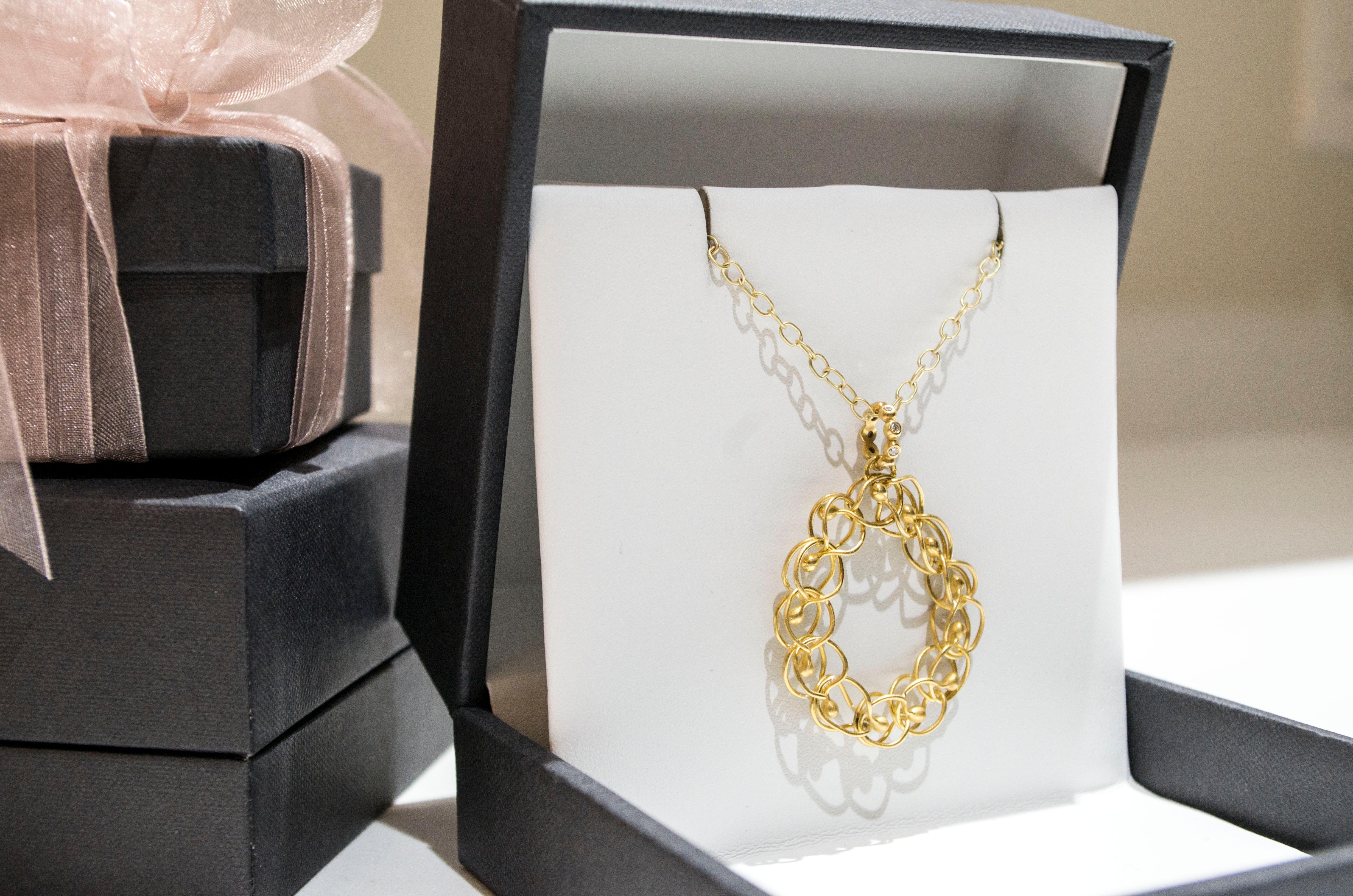 Faye Kim 22K Gold Diamond Woven Circle Pendant and Chain In New Condition In Westport, CT