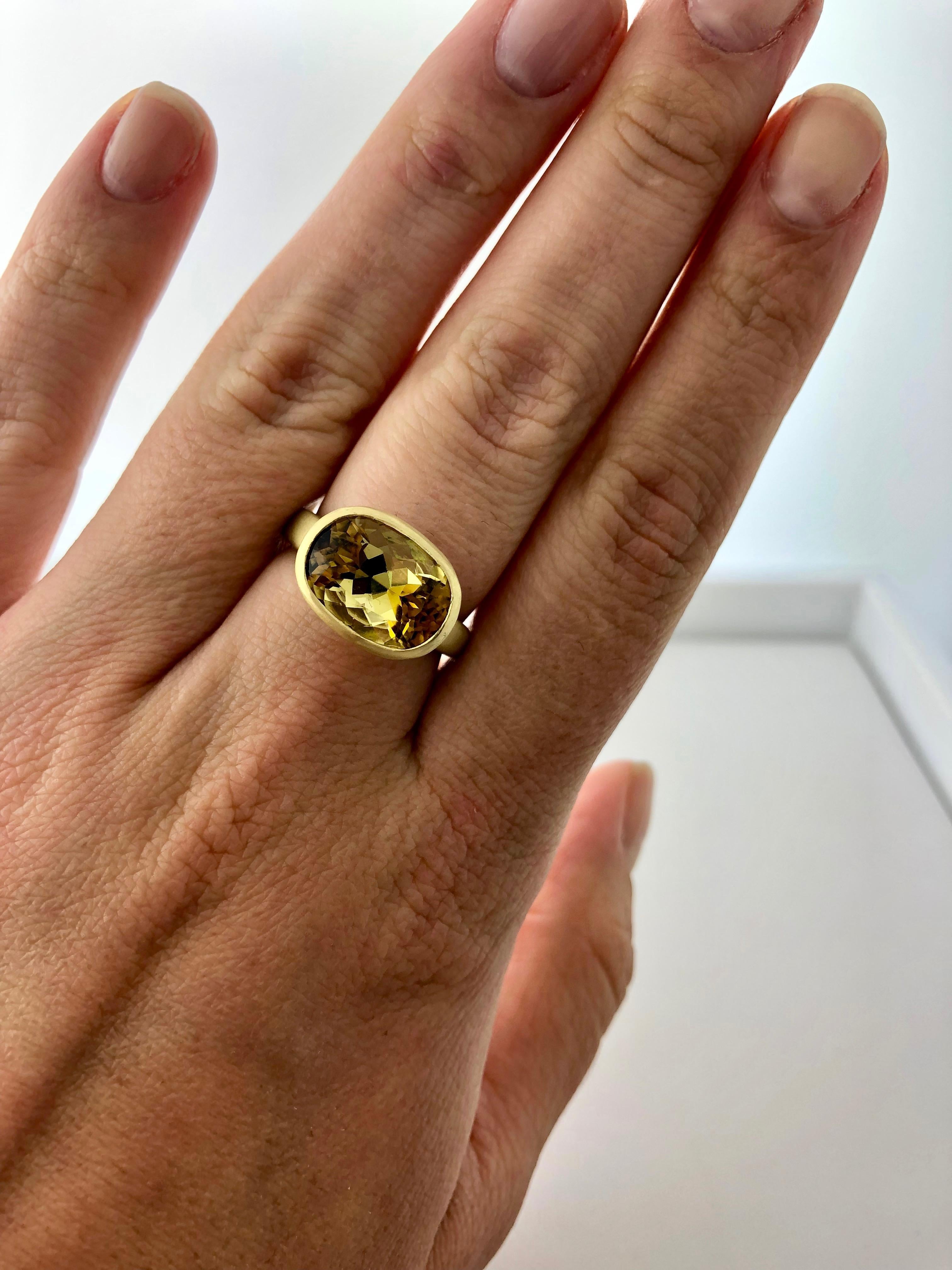 Faye Kim 18k Gold 5.54 Carat Yellow-Olive Cushion Cut Tourmaline Ring In New Condition For Sale In Darien, CT