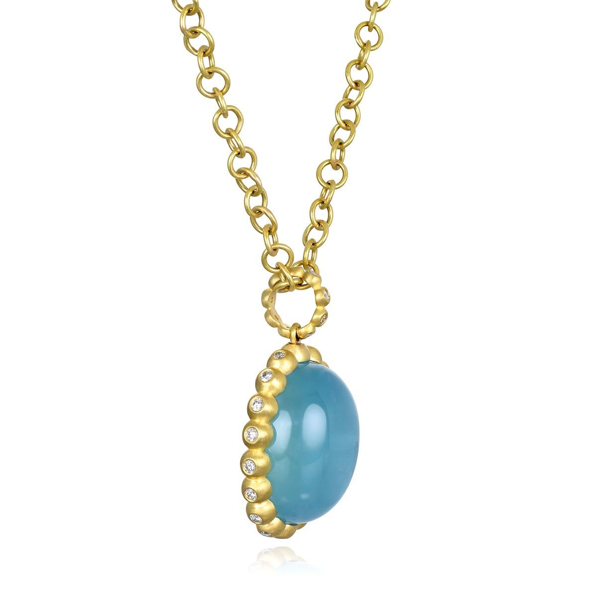 Ciondolo con granulazione di diamanti e acquamarina in oro 18k di Faye Kim 

Questo splendido cabochon di acquamarina è splendidamente incastonato in un contorno di granulazione di diamanti e presenta una cauzione di granulazione di diamanti