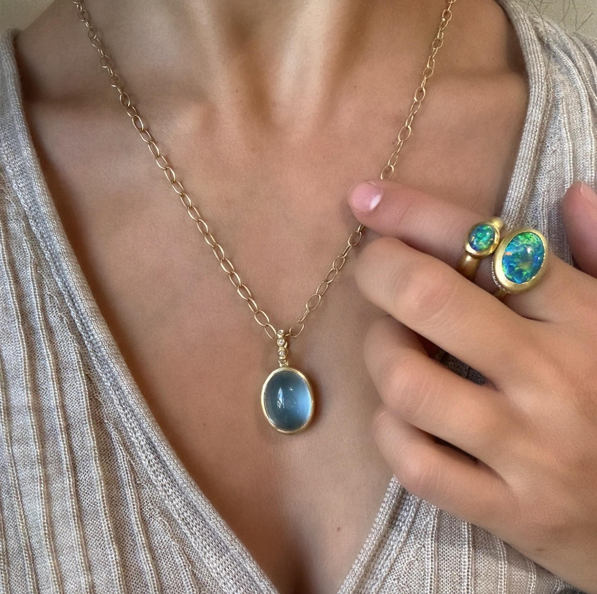 Ciondolo in oro 18 carati con acquamarina e granulazione di diamanti di Faye Kim.


Questo splendido cabochon di acquamarina è incastonato nel nostro caratteristico castone in oro verde e presenta una cauzione con granulazione di diamanti. Può