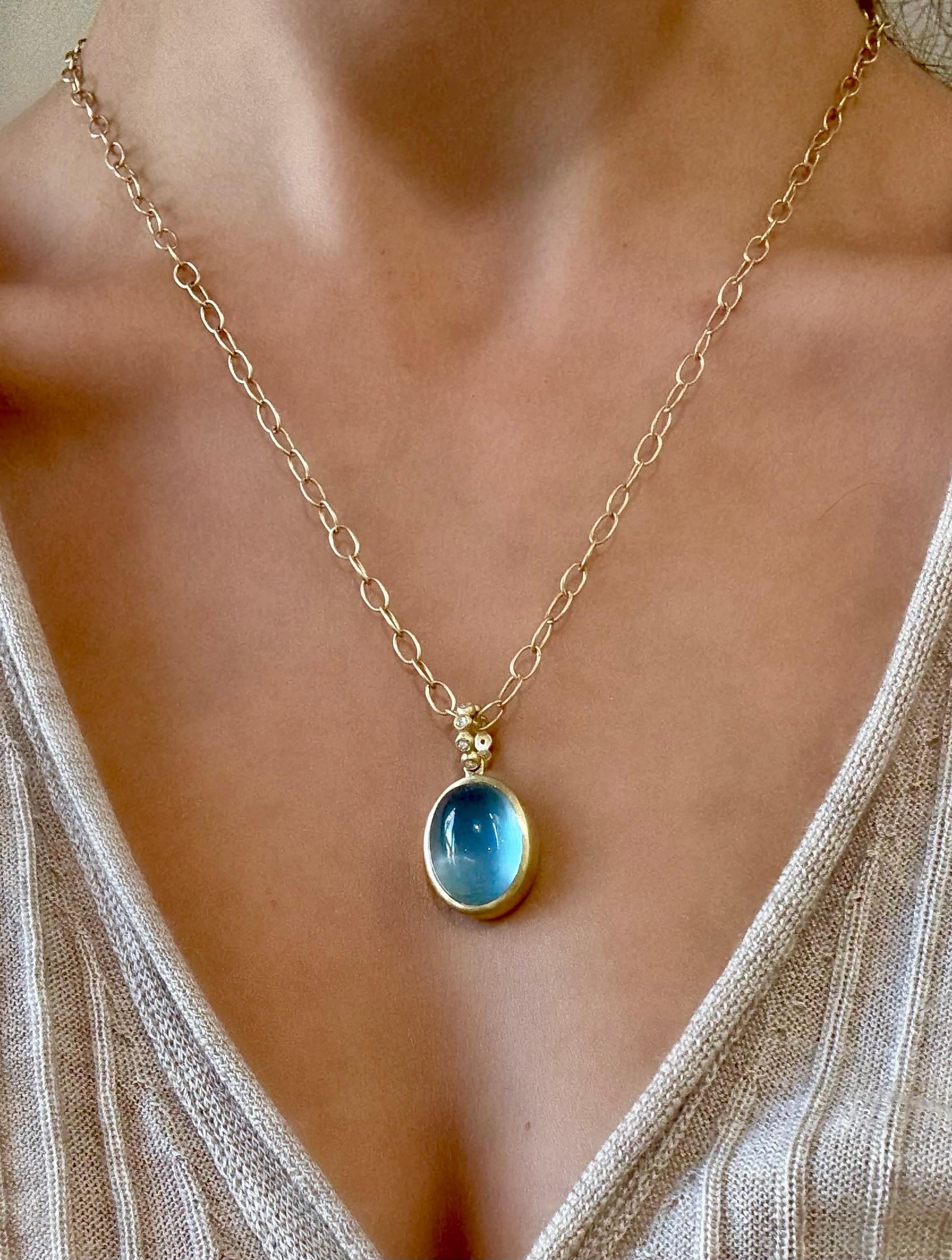 Cabochon Ciondolo in oro 18 carati con acquamarina di Faye Kim e chiodo a granulazione in vendita