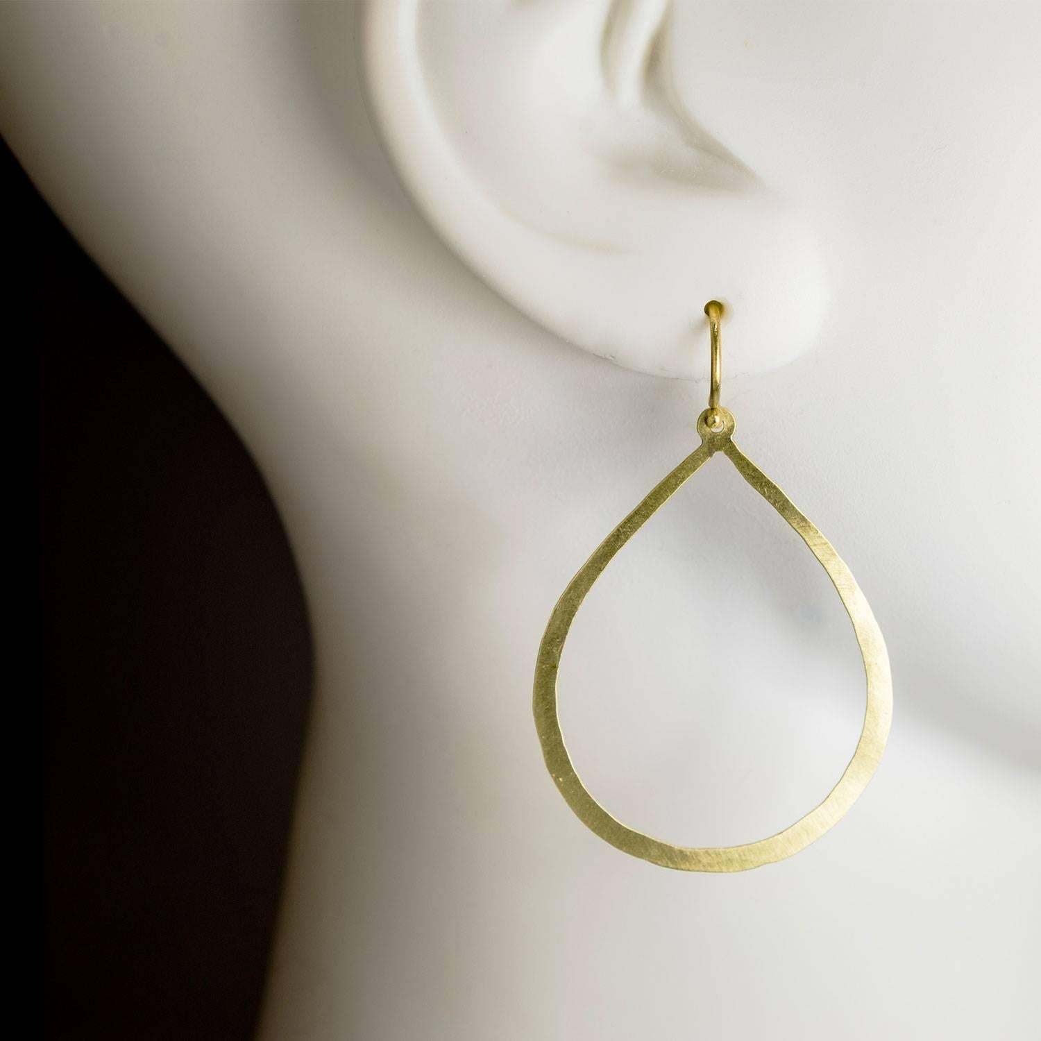Faye Kim Handmade 18 Karat Gold Planished Teardrop Earrings In New Condition In Westport, CT
