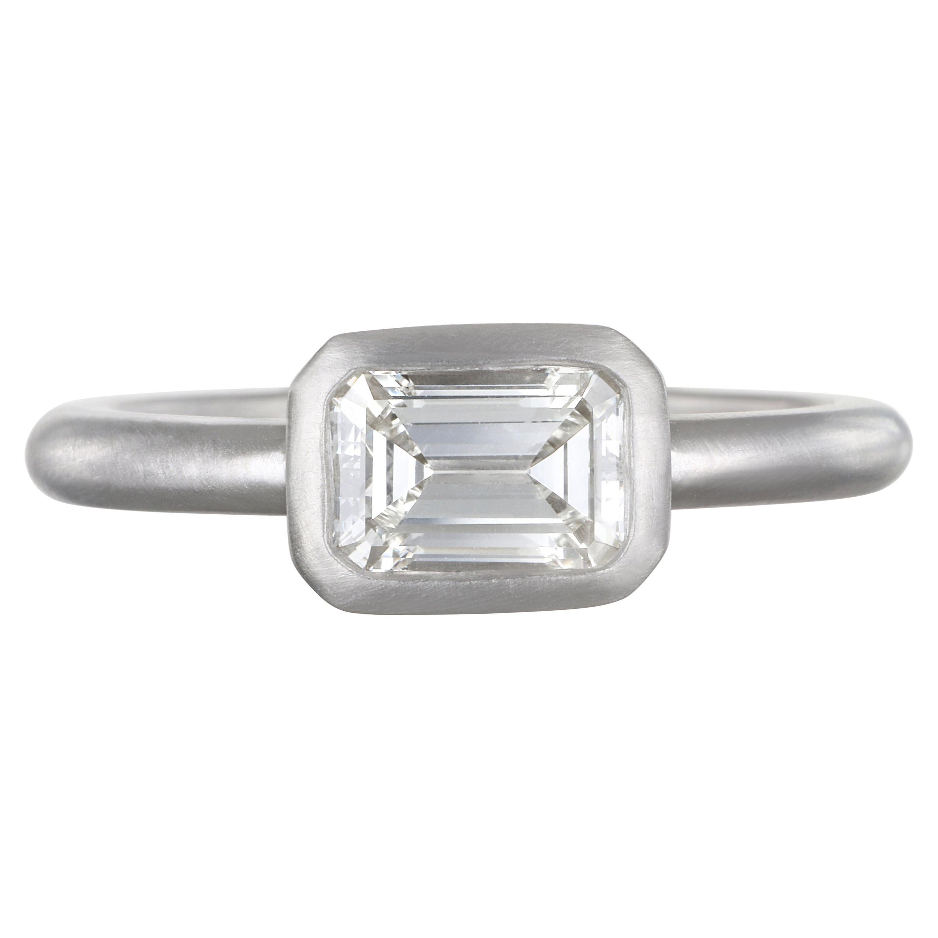 Ring aus mattem Platin mit Diamanten im Smaragdschliff von Faye Kim im Angebot