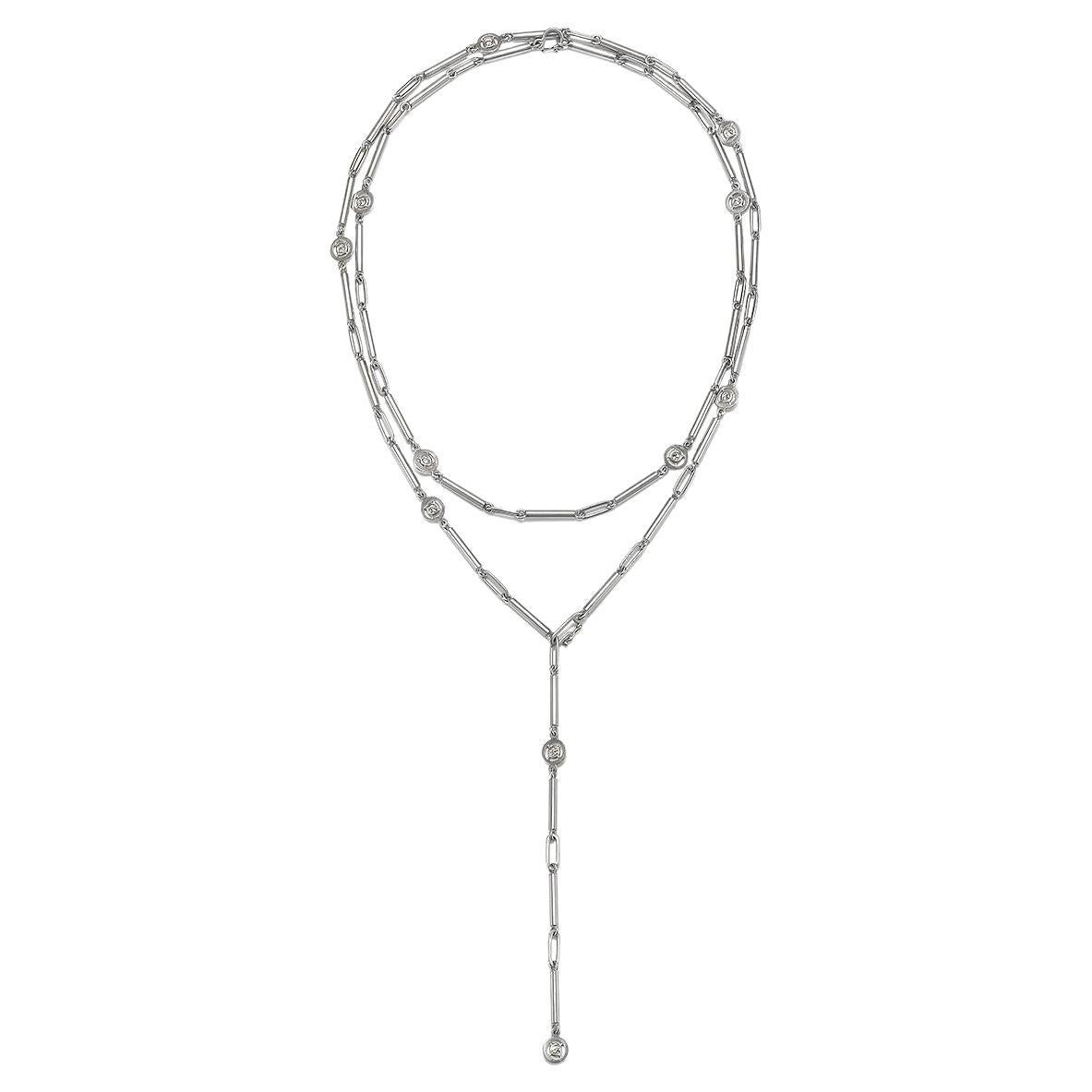 Un'incredibile dichiarazione di audacia e stile - Questa catena in platino con diamanti, realizzata a mano e lunga 26 pollici, può essere regolata e indossata come un lariat o portata lunga per un effetto drammatico.  Ciascun cerchio lucido presenta