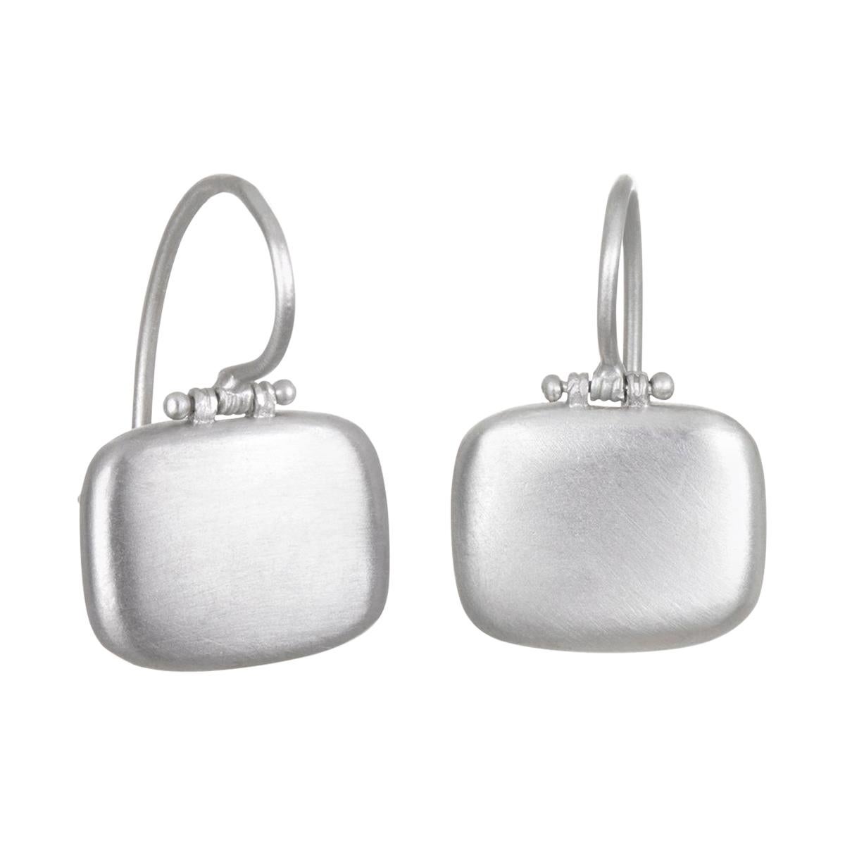 Faye Kim Matte Platinum Hinged Chiclet Earrings For Sale