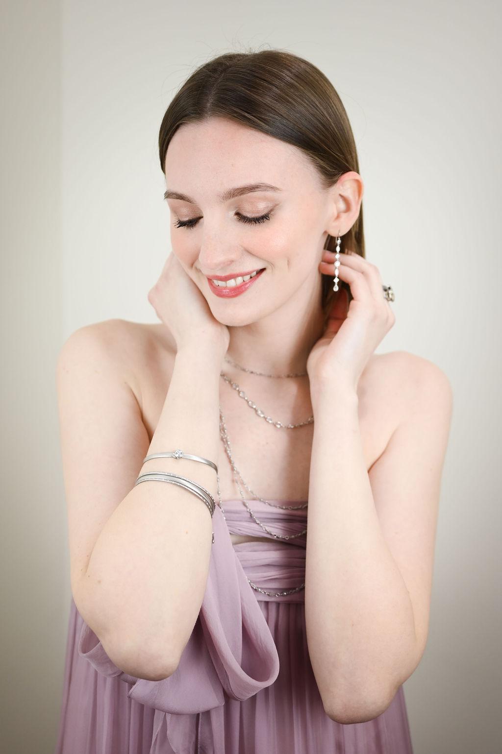 Taglio rotondo Faye Kim Bracciale in platino opaco con charm a forma di sfera di diamante in vendita