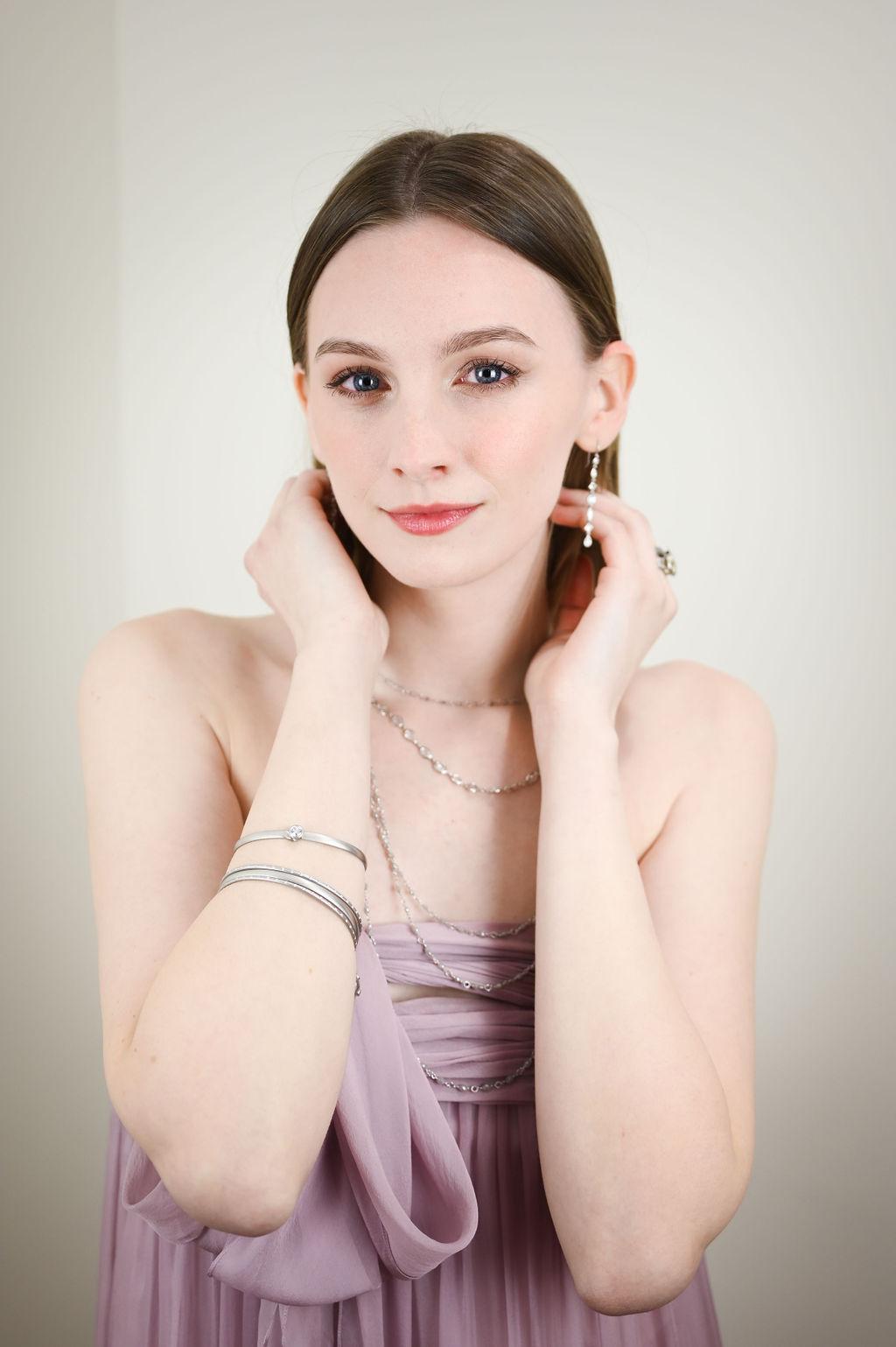 Faye Kim Bracciale in platino opaco con charm a forma di sfera di diamante In condizioni Nuovo in vendita a Darien, CT