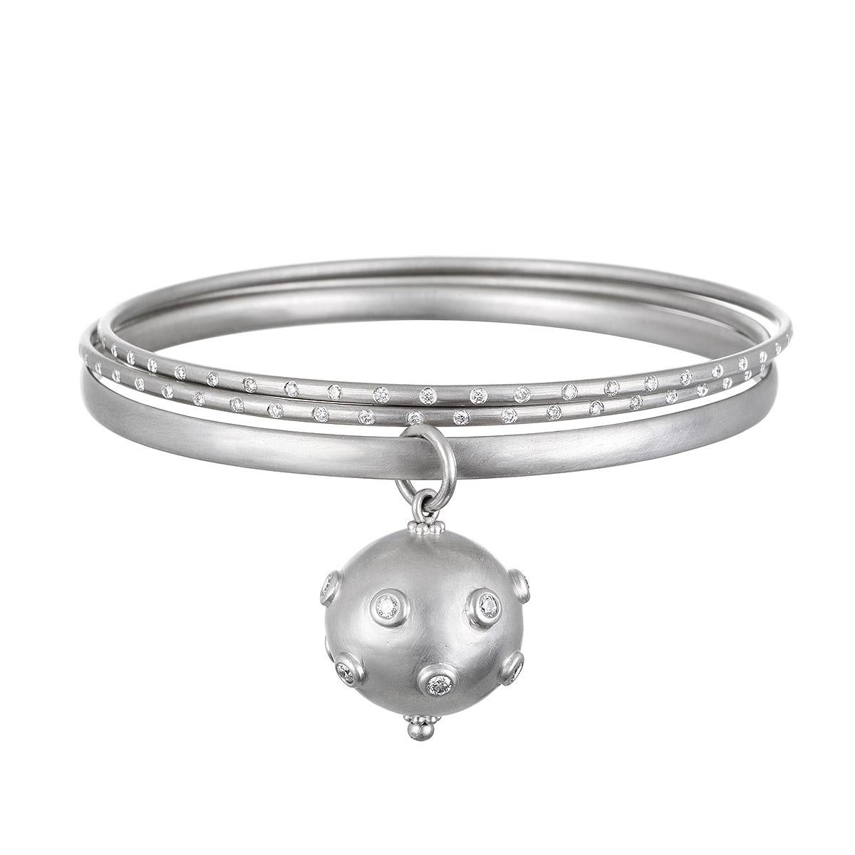 Faye Kim Bracciale in platino opaco con charm a forma di palla di diamante
Bracciale:
Larghezza 4 mm
Diametro interno 2,5