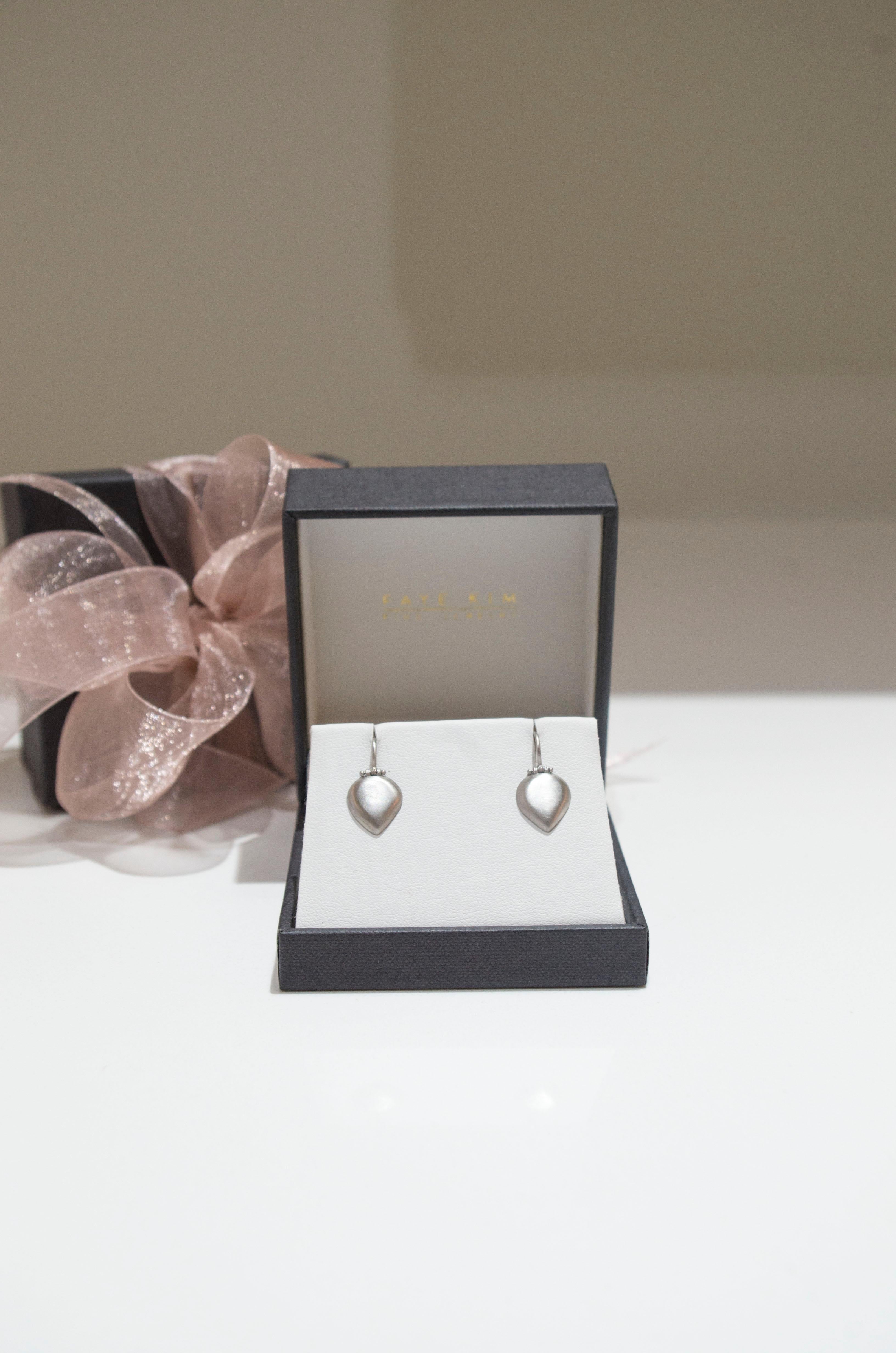 Contemporary Faye Kim Matte Platinum Pear-Shaped Chiclet Earrings For Sale