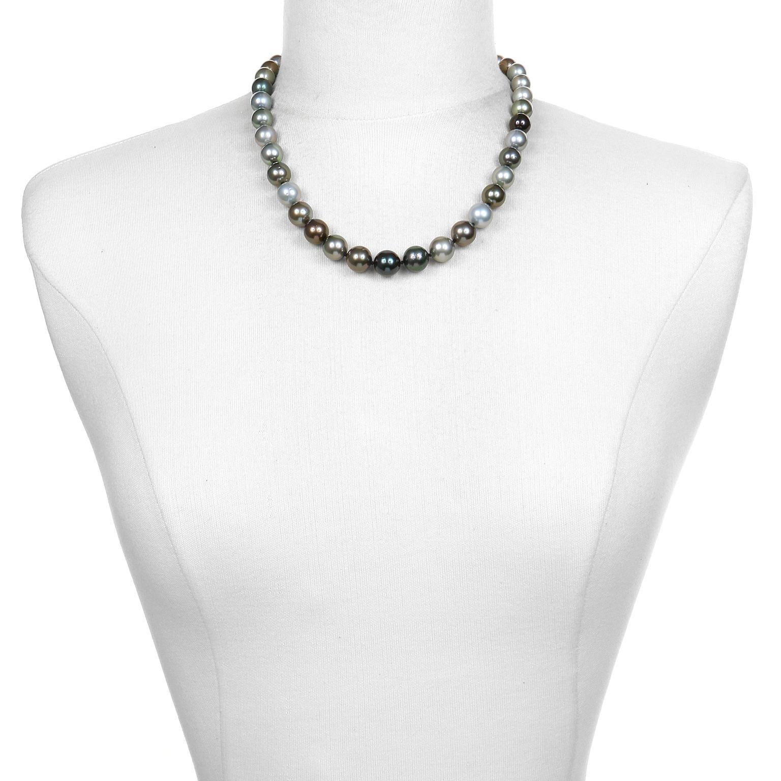Black Tahitian Cultured Pearl Necklace.
Black Tahitian Baroque Cultured Pearl Necklace.
Classic, chic and finished with Faye Kim's signature 18k green gold handmade clasp.  
Slightly off-round in shape with its silver-grey, green, and bronze
