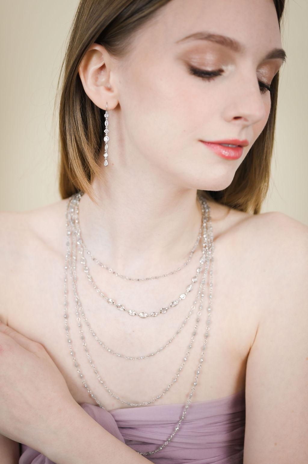 Collier de perles en diamant lavande enveloppé à la main par Faye Kim en platine avec des maillons en or blanc 18k.

2,80 TCW

Longueur 18