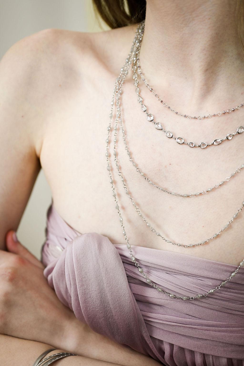 Contemporain Faye Kim Collier de perles lavande en platine et or blanc 18 carats, enveloppé à la main en vente