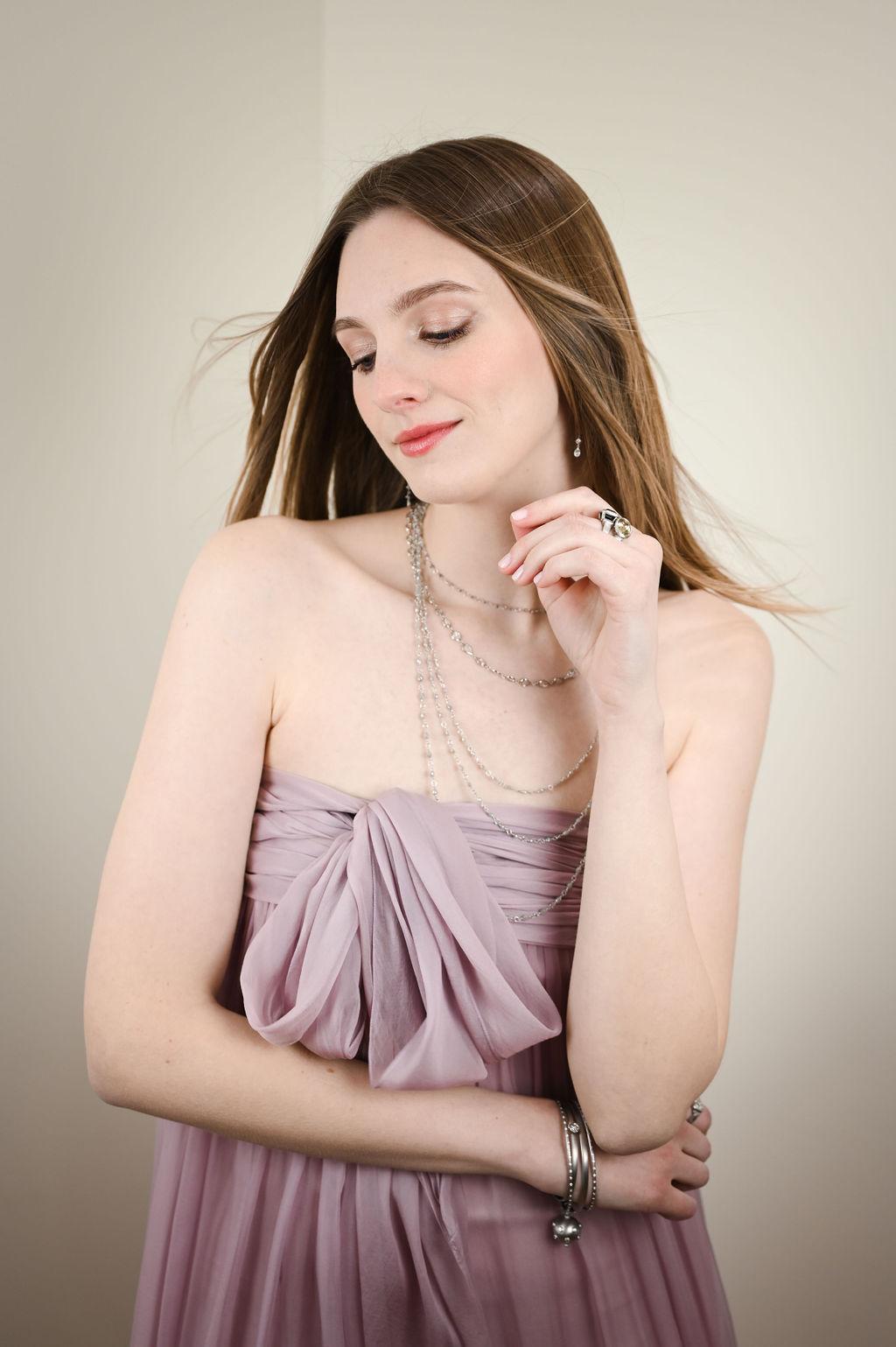 Taille ronde Faye Kim Collier de perles en platine enveloppé à la main 23 pouces en vente