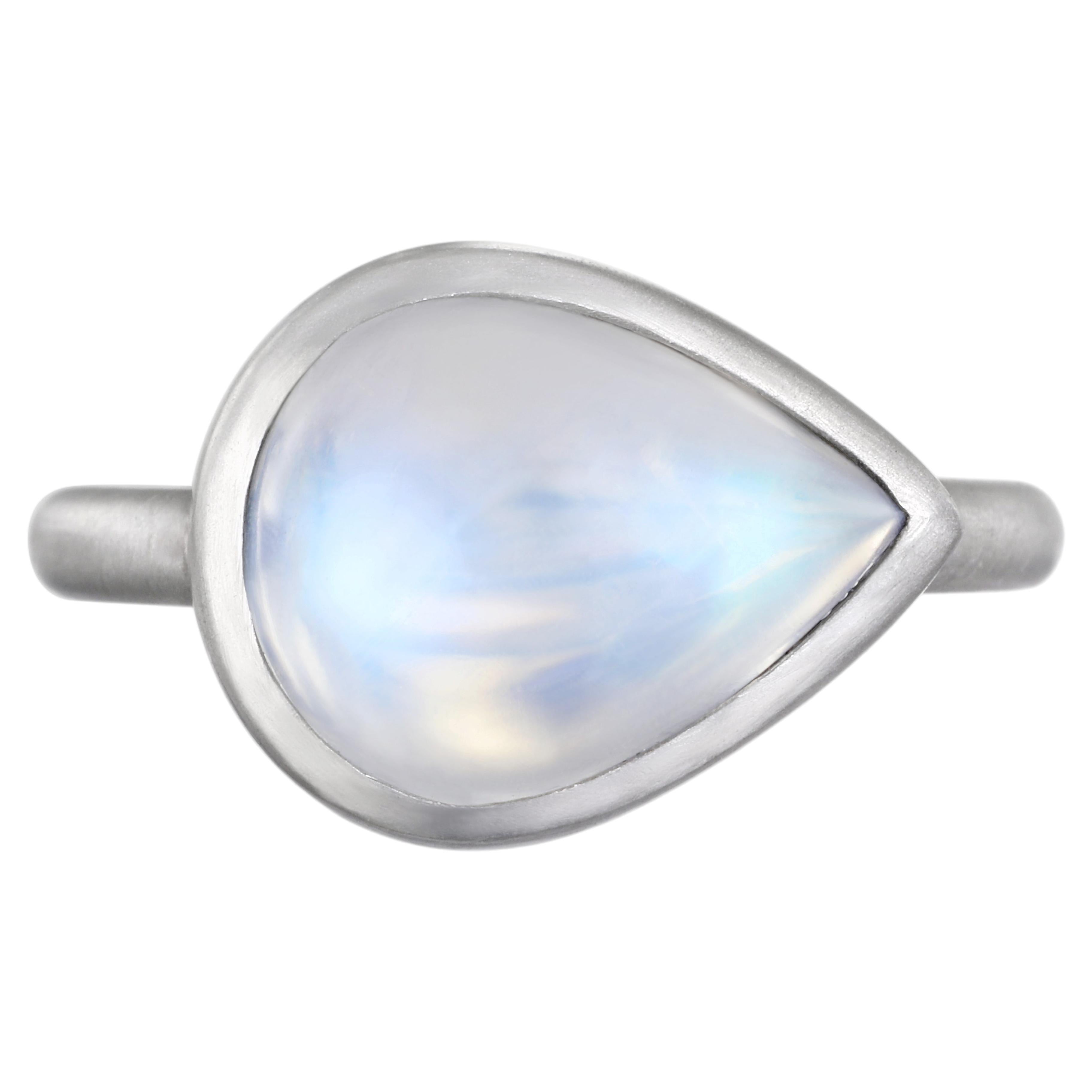 Faye Kim Platin 4 Karat Birne Form Ceylon Mondstein Ring, Größe 7,75