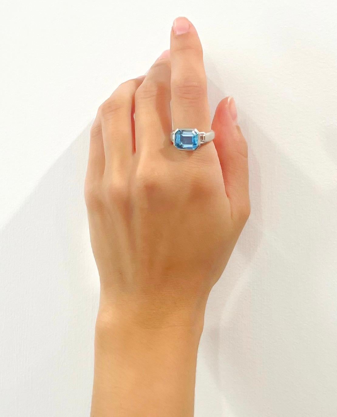 Femenino o masculino Anillo de 3 piedras Faye Kim Platino Aguamarina Diamante en venta