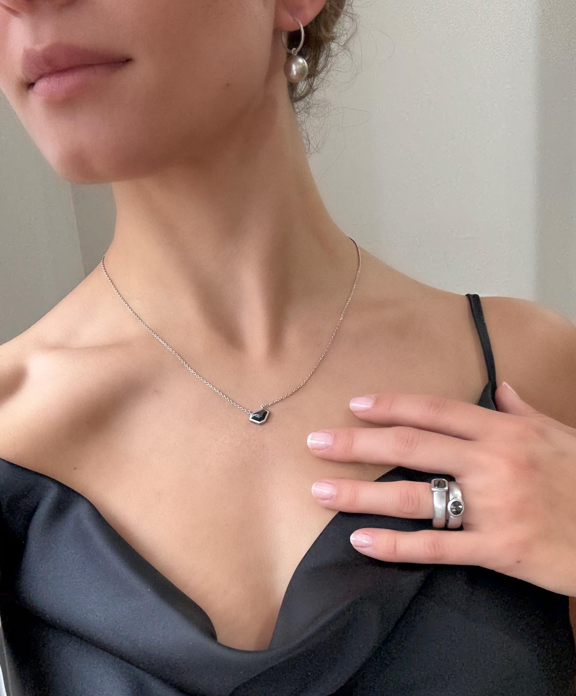 Taglio smeraldo Anello di platino con diamante nero taglio smeraldo Faye Kim in vendita