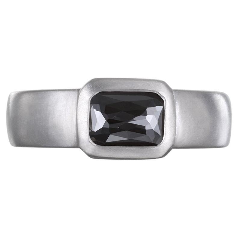 Bague en platine à diamant noir taille émeraude de Faye Kim