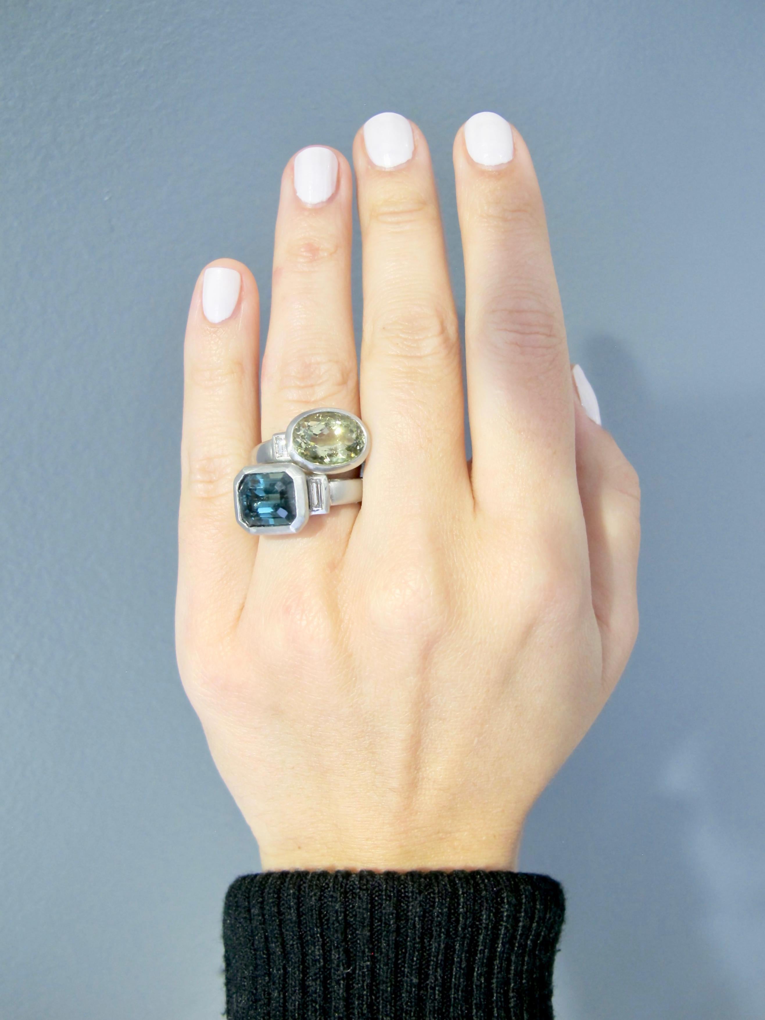Platin Blauer Grüner Turmalin und Diamant Baguette-Ring von Faye Kim im Angebot 1