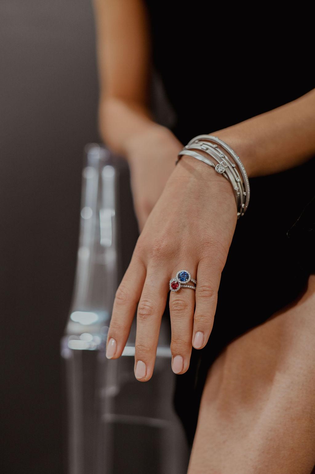 Taille ronde Faye Kim Bague de fiançailles halo de saphir bleu et diamants en platine en vente