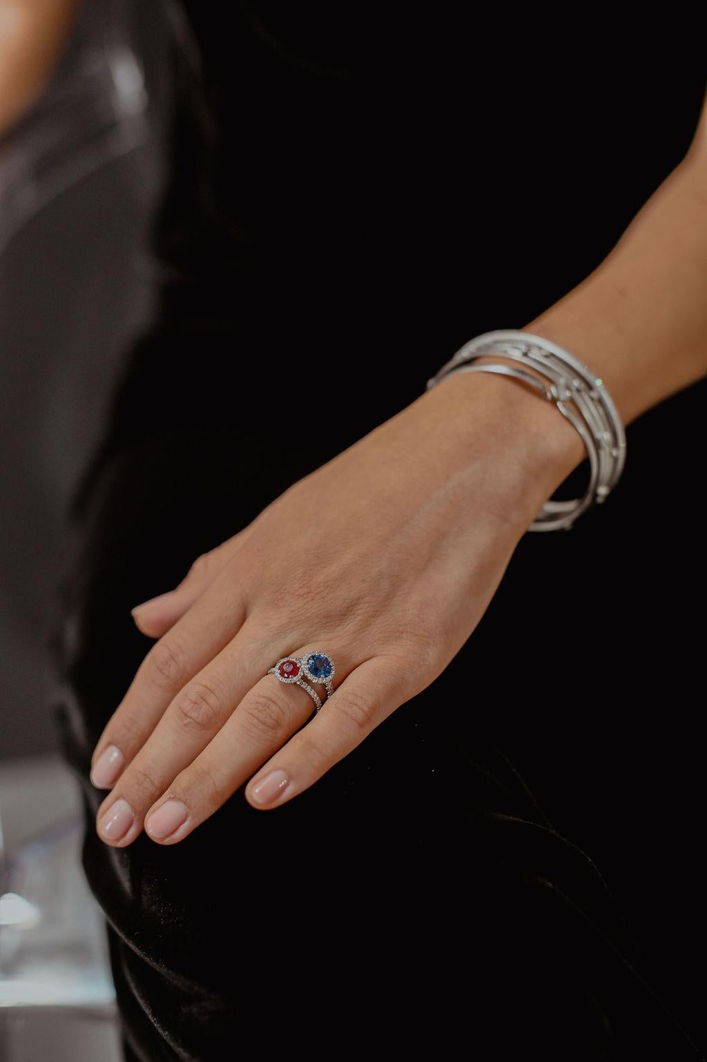 Faye Kim Bague de fiançailles halo de saphir bleu et diamants en platine Neuf - En vente à Westport, CT