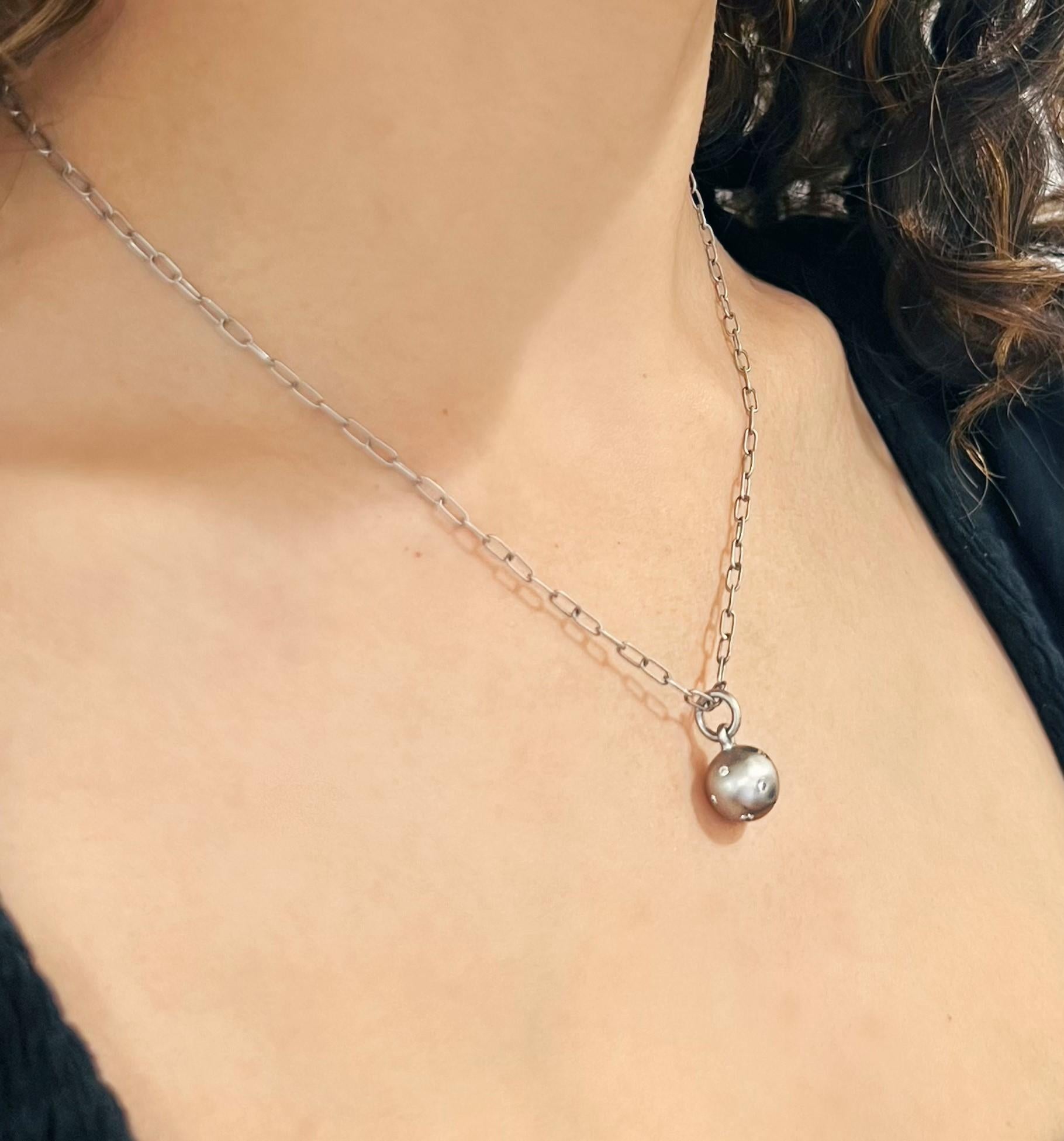 Avec sa structure en platine massif et sa surface sertie de diamants, la breloque boule en platine bruni de Faye Kim offre le poids parfait et juste ce qu'il faut de brillance et d'éclat. Portée seule ou associée à d'autres colliers et charms, cette
