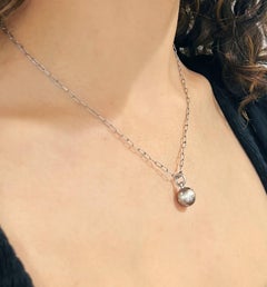 Faye Kim in platino con diamante brunito e charm a sfera