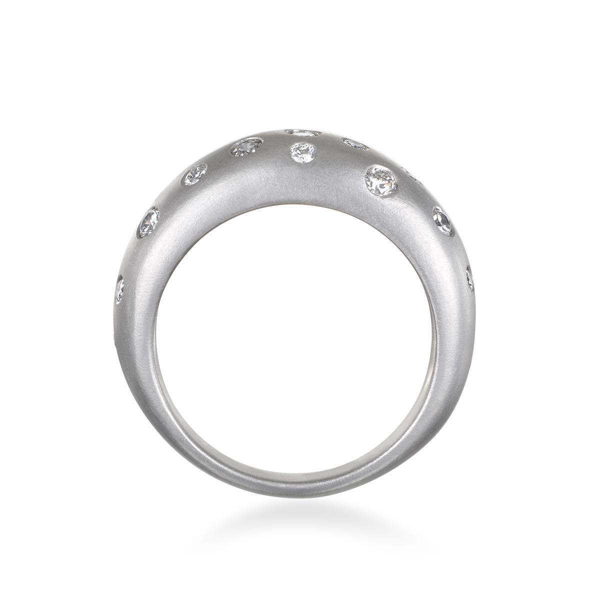 L'anello in platino brunito con diamante a cupola di Faye Kim, con il suo design pulito e understated, la finitura liscia e lucida e la superficie tempestata di diamanti, ha una cupola accattivante. 

Diamanti .60 twt
Dimensioni: 6,75, può essere