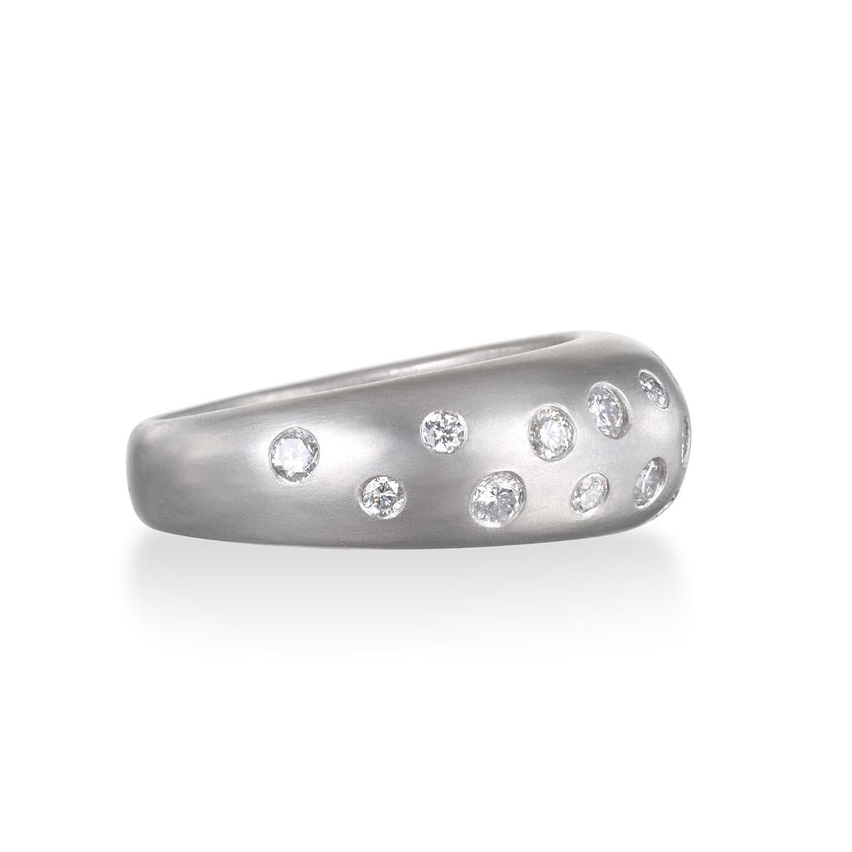 Taglio rotondo Anello a cupola con diamante brunito in platino di Faye Kim in vendita