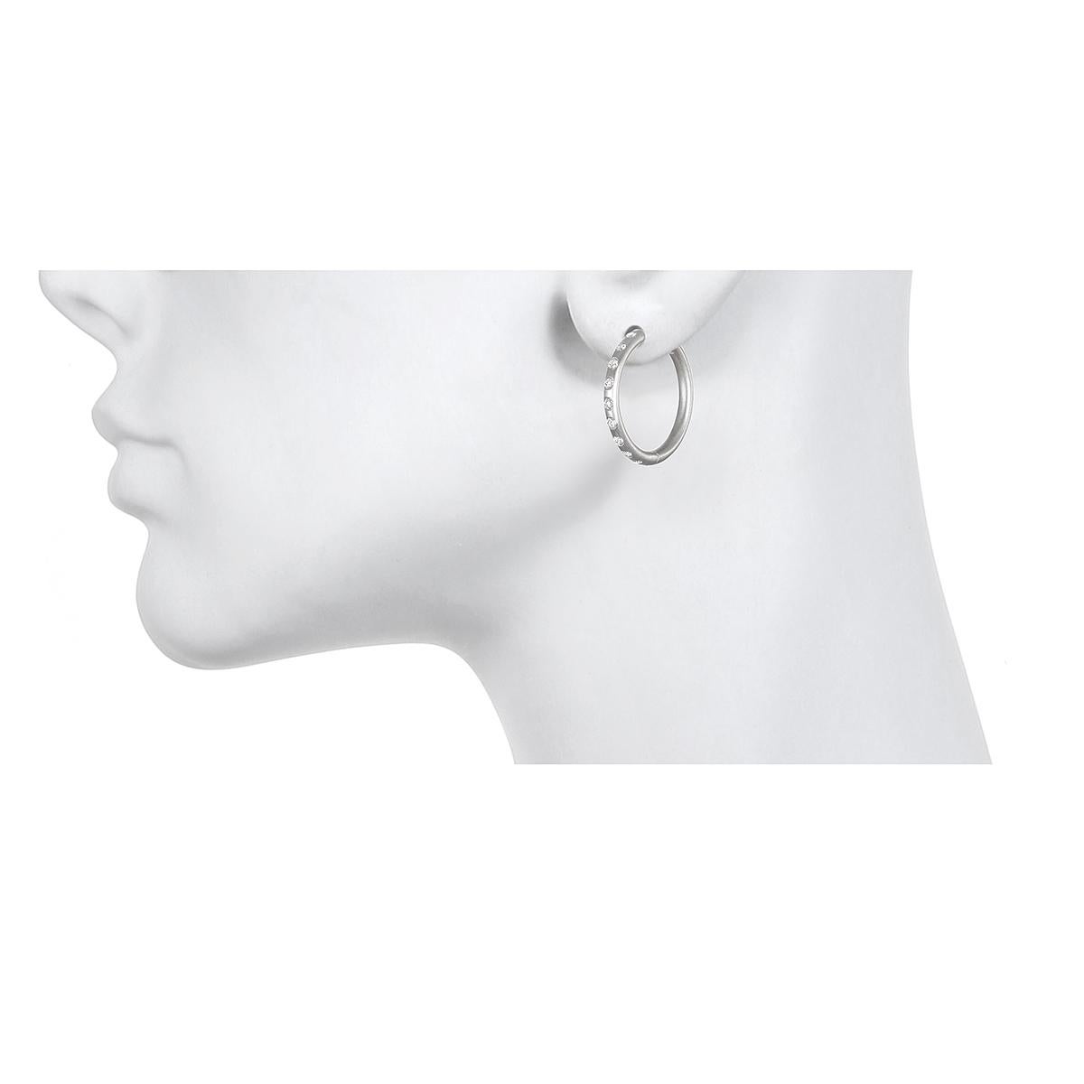 Aros con bisagra de diamante bruñido en platino Faye Kim - Grandes Corte redondo en venta