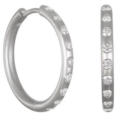 Aros con bisagra de diamante bruñido en platino Faye Kim - Grandes