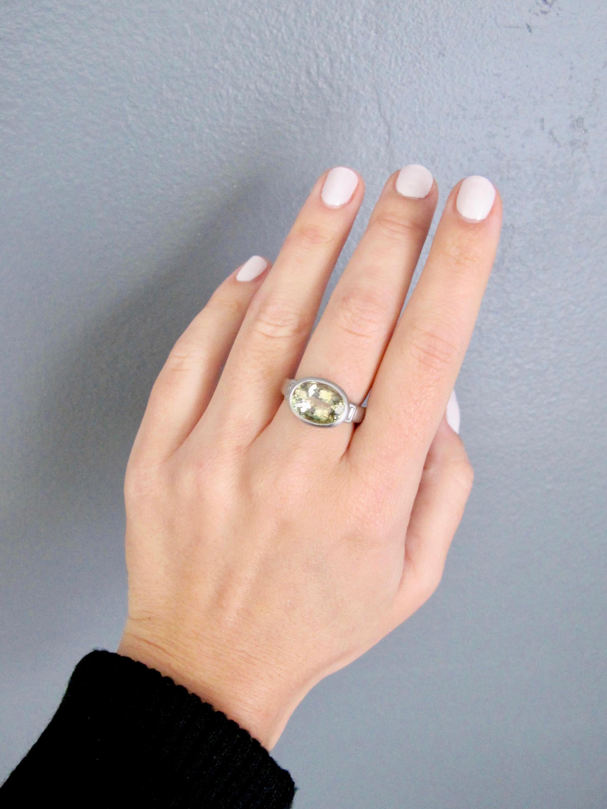 Platin Celery Turmalin und Diamant Baguette Ring von Kim (Ovalschliff) im Angebot