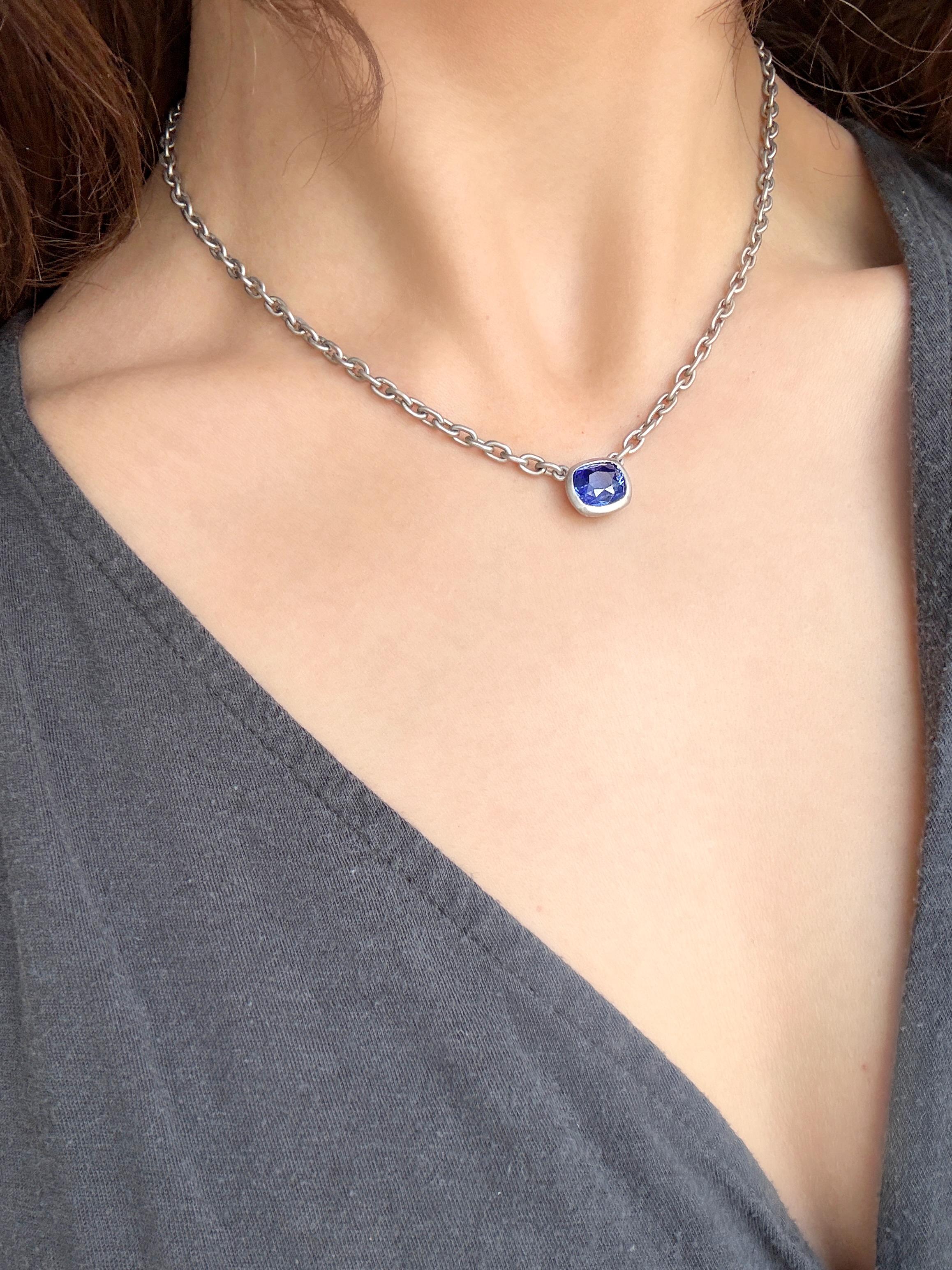 Faye Kim has set this striking Ceylon Sapphire into an open bezel and attached it to a platinum matte-finished heavy oval link chain. Wear this necklace alone or layered for a more personalized look.

Sapphire 4.33 cts

Chain 16