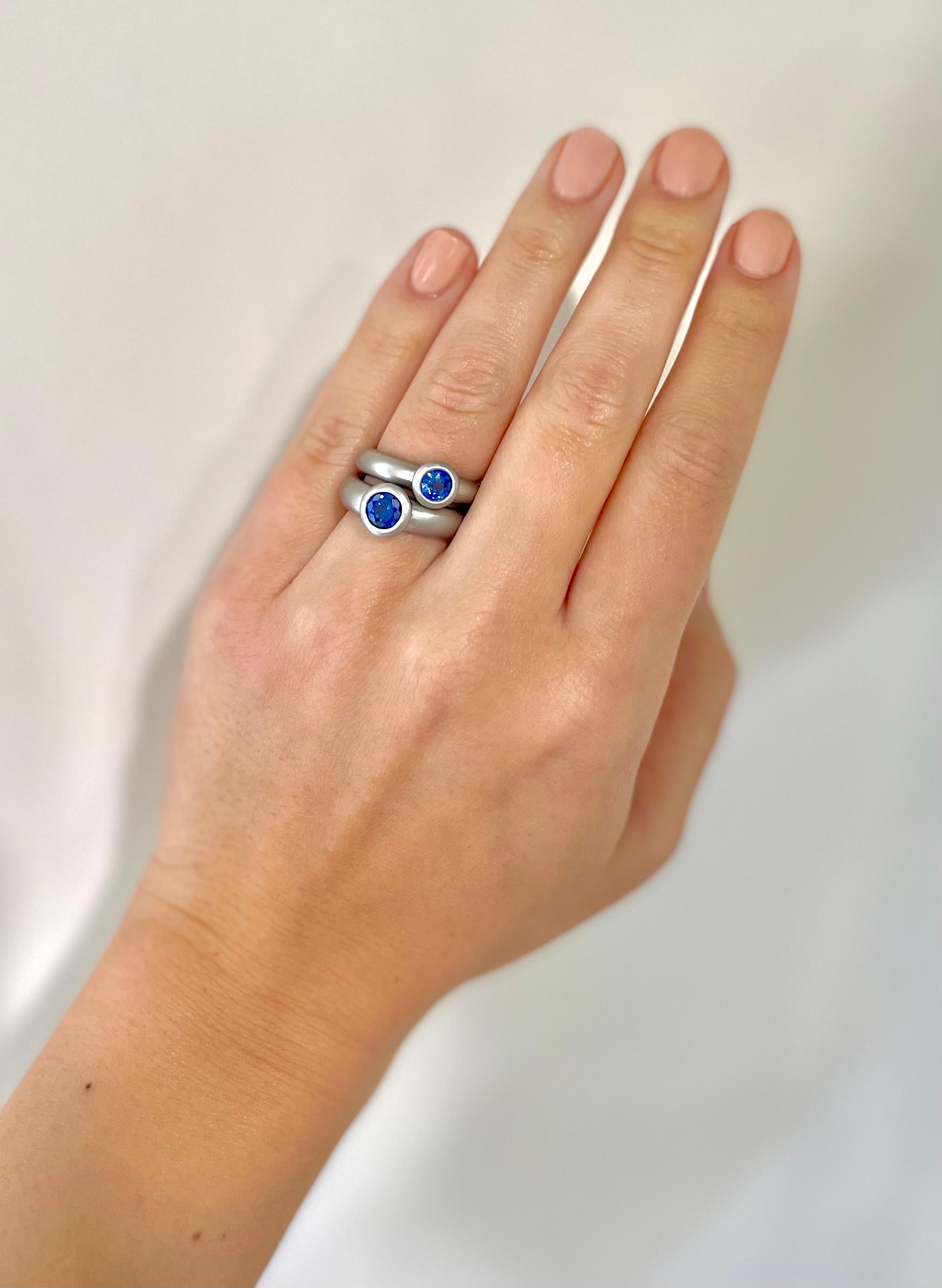 Women's or Men's Faye Kim Platinum Ceylon Sapphire Bezel Ring For Sale