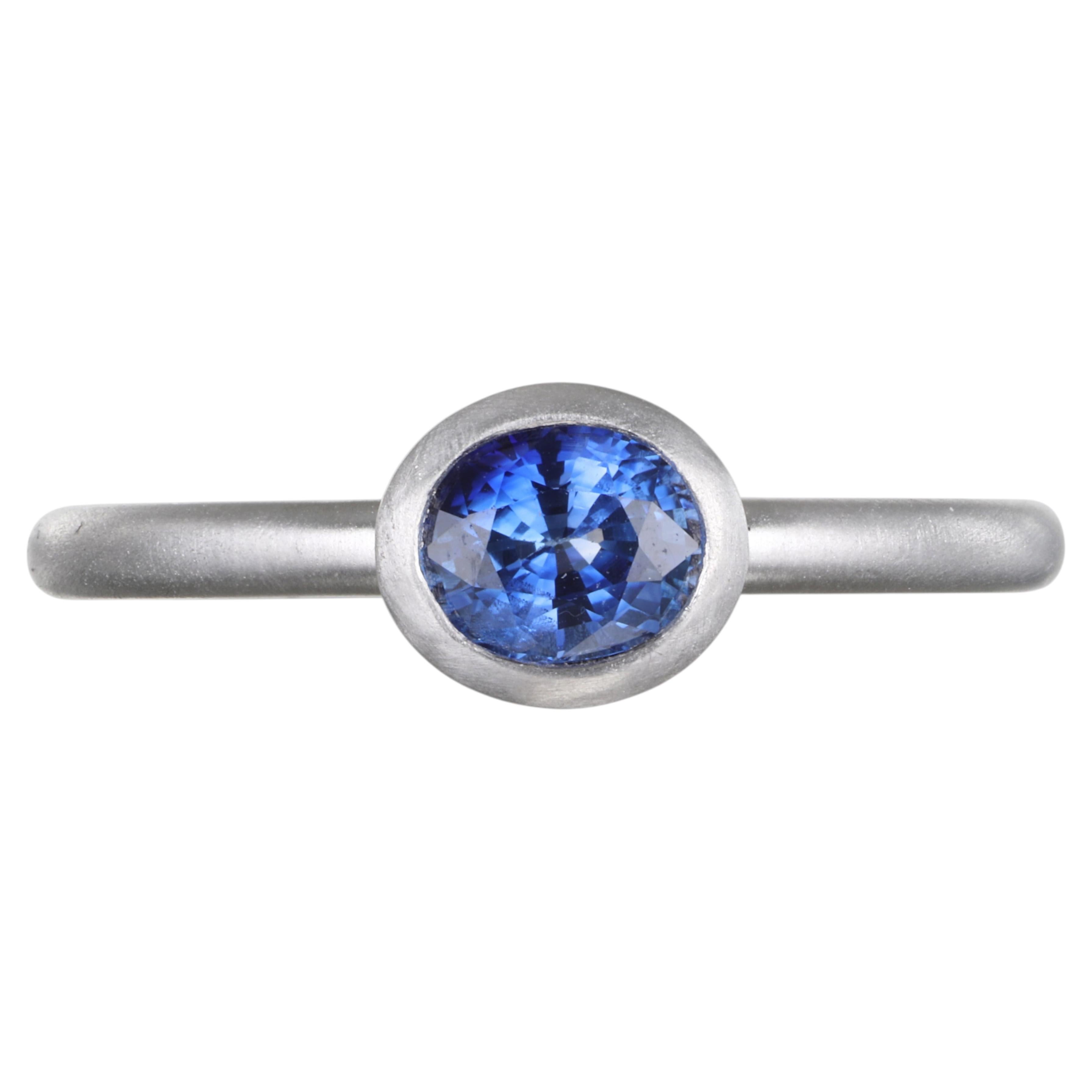 Faye Kim – Ring mit ovalem Saphir aus Ceylon in Platin, 0,76 Karat, Größe 6,75 im Angebot