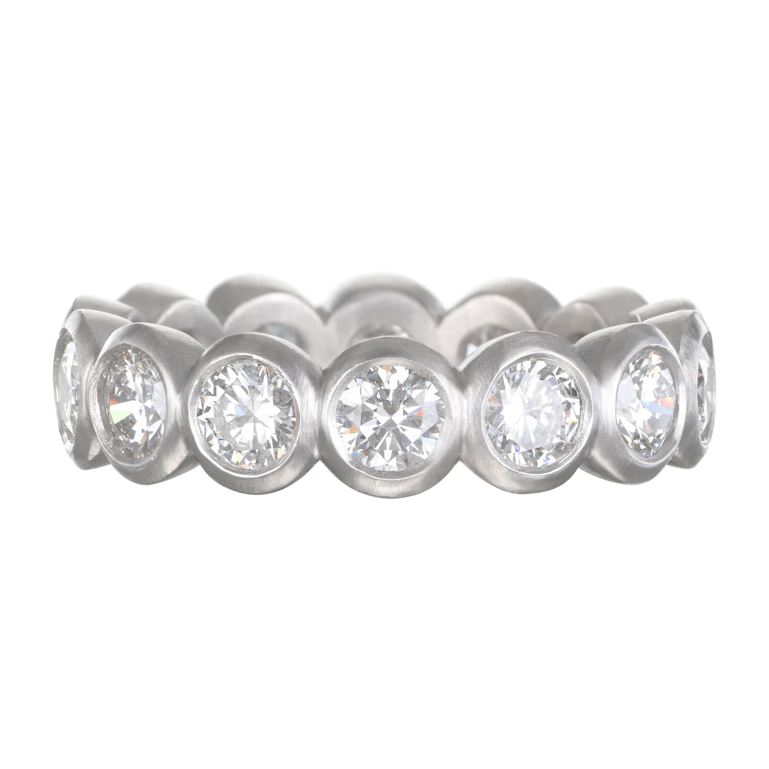 Faye Kim Anello Eternità con castone di diamanti in platino