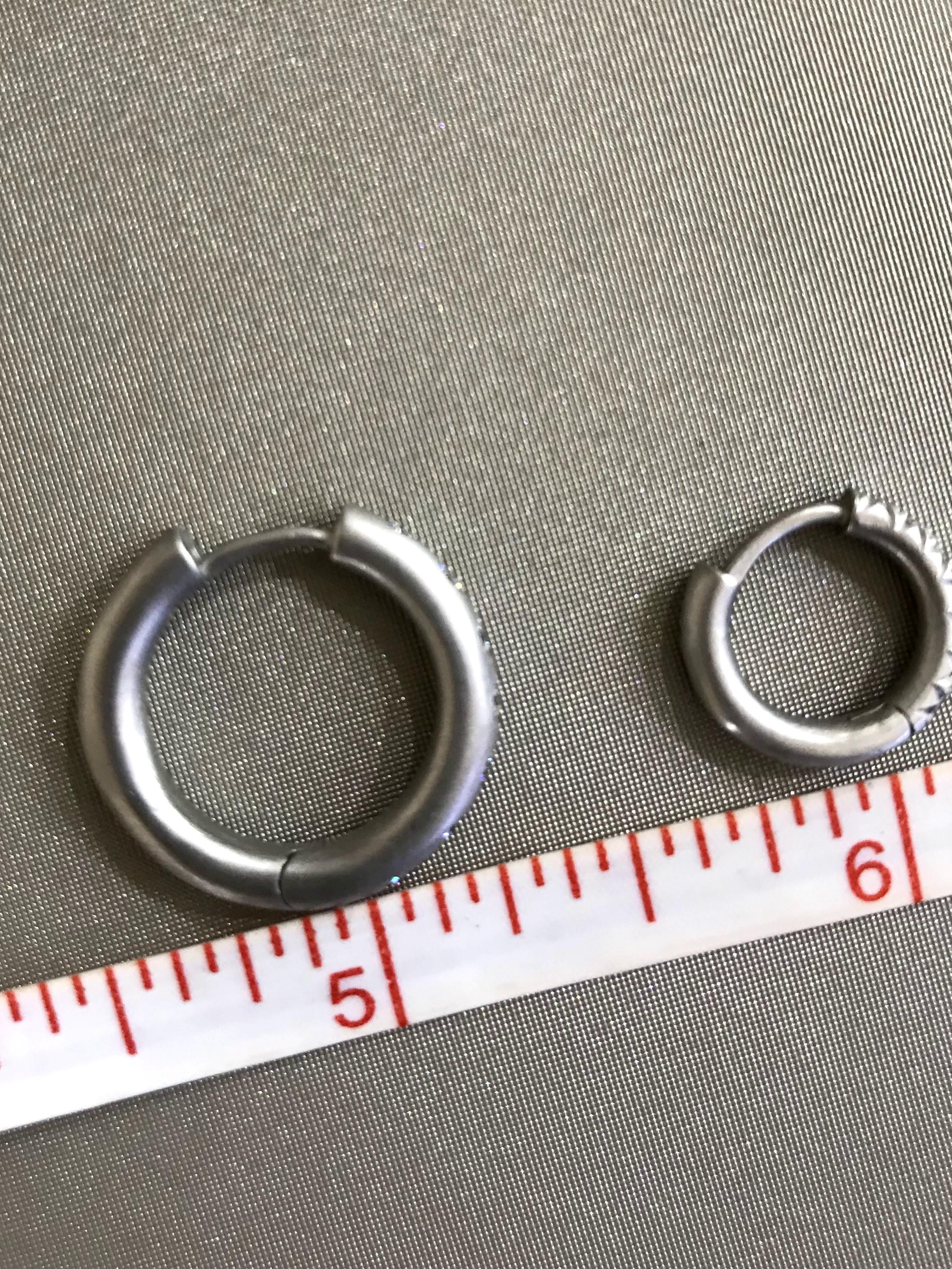 Taglio rotondo Faye Kim Platinum Burnished Diamond Hinged Hoops - Medium in vendita